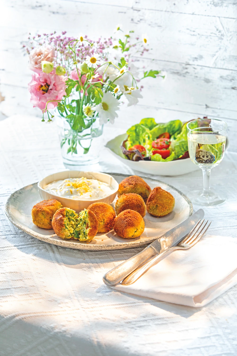Zucchini-Käsebällchen mit Knoblauchdip