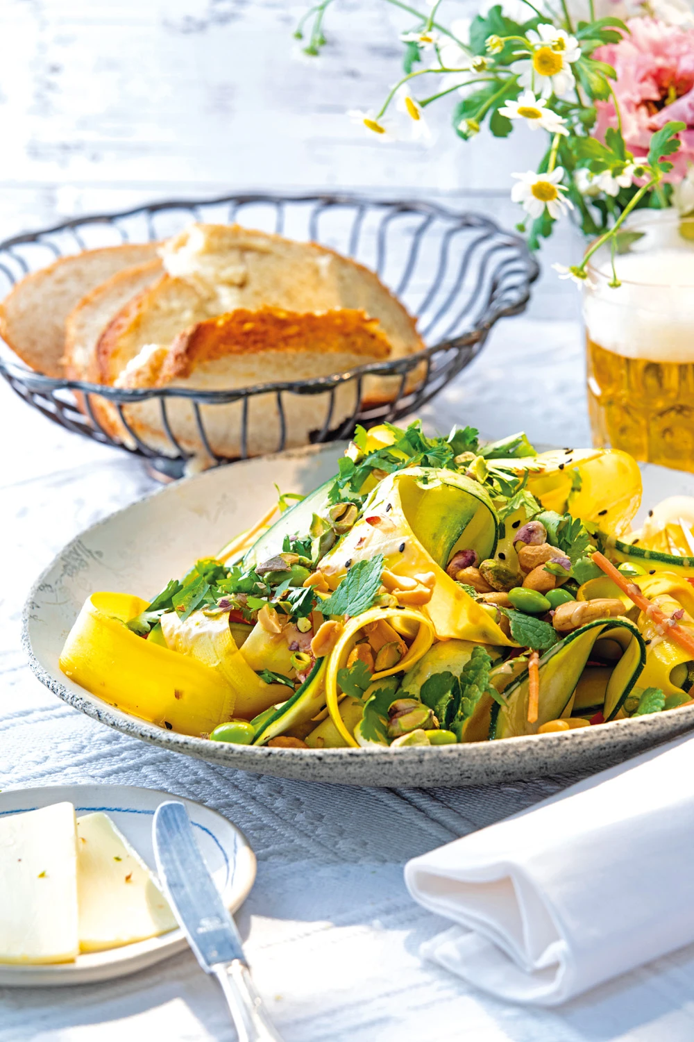 Zucchinisalat mit Erdnuss-Dressing und Koriander