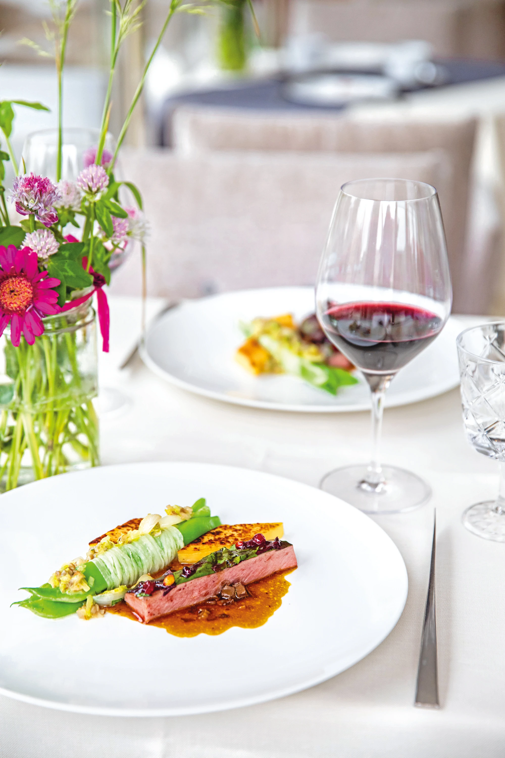 Gedämpftes Rehfilet mit Maroni-Misoglasur und Fisolenpäckchen