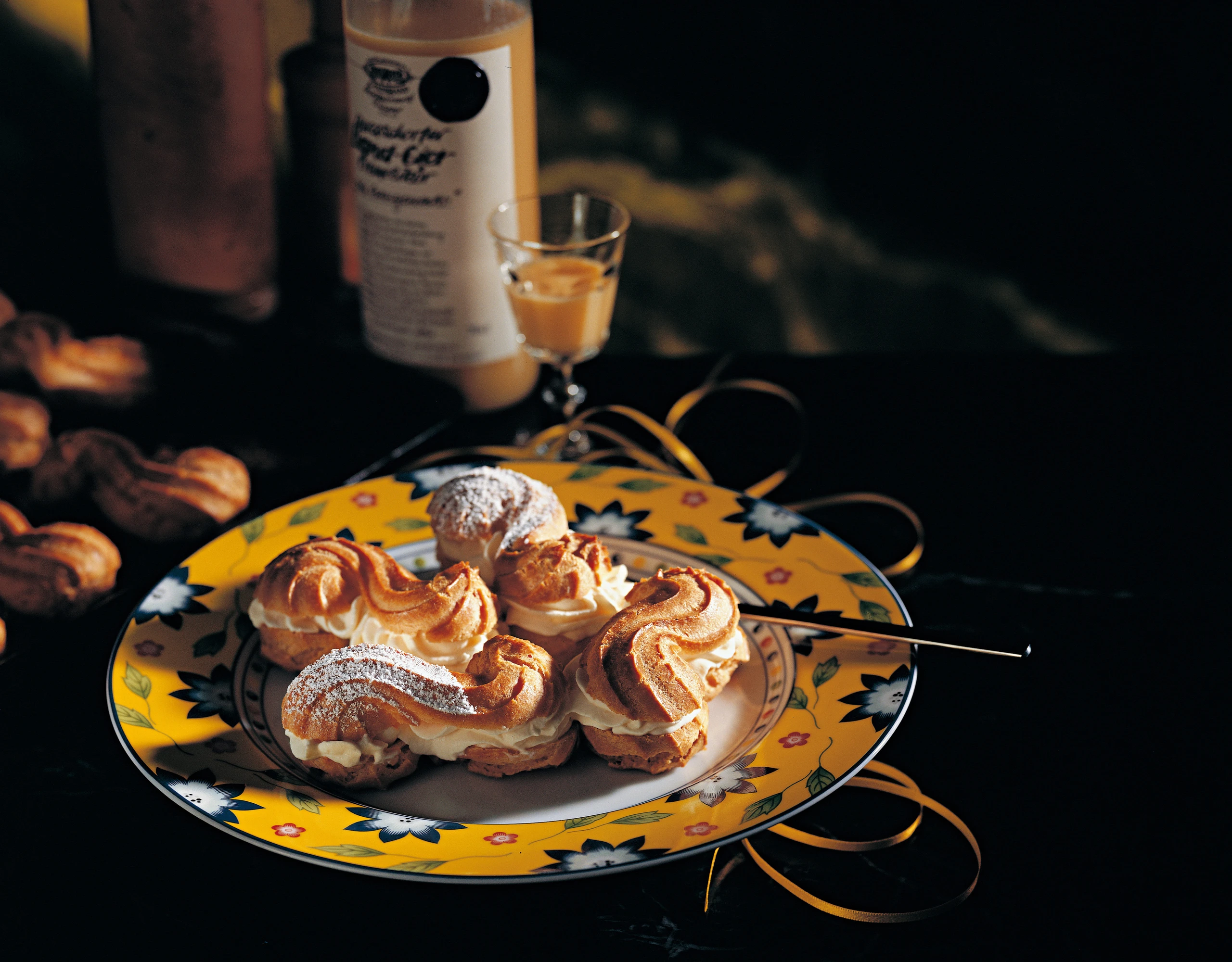 Brandteig-Schlangen mit Eierlikörcreme-Fülle