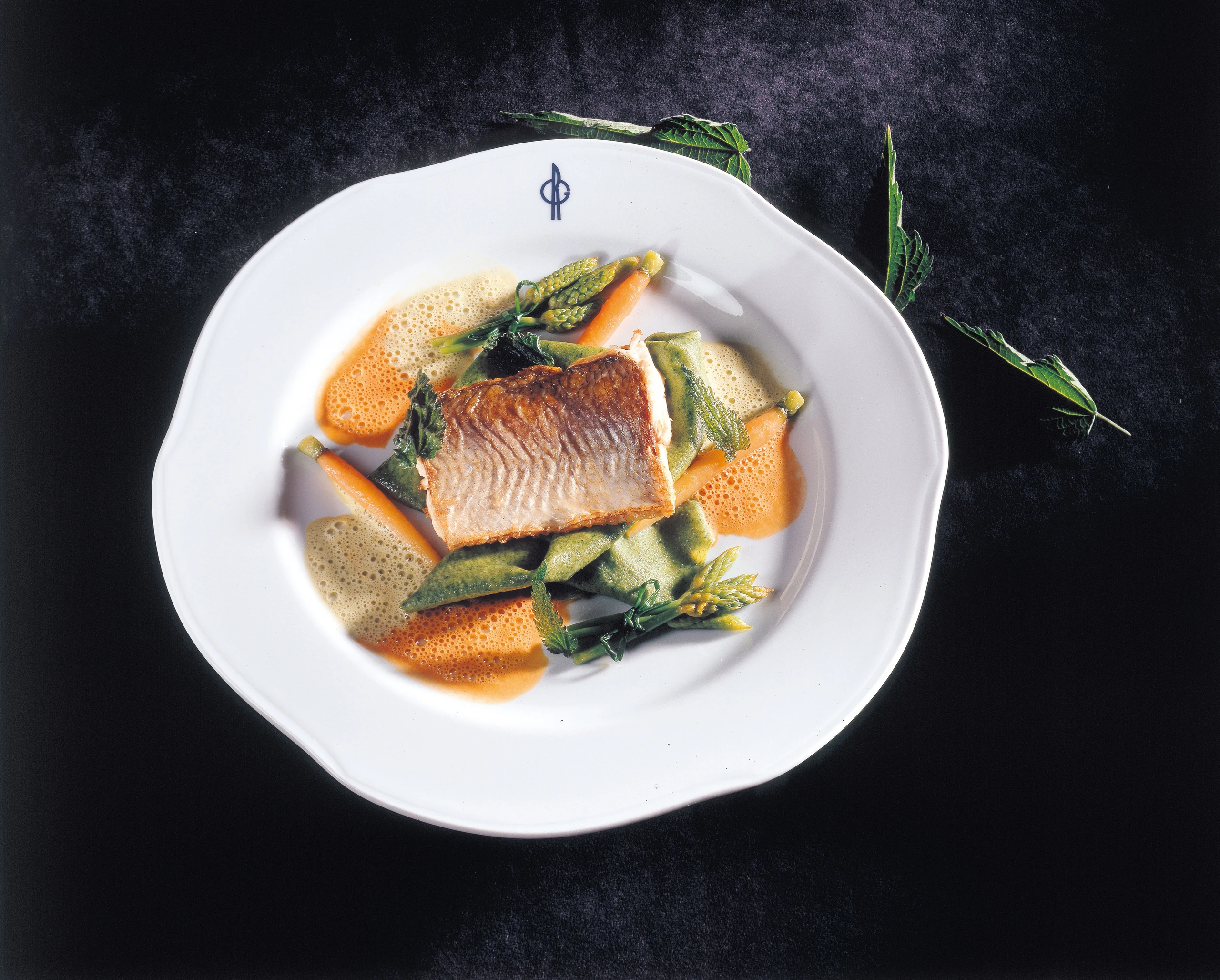Reinankenfilets mit Brennnesselnudeln und Paprikasauce