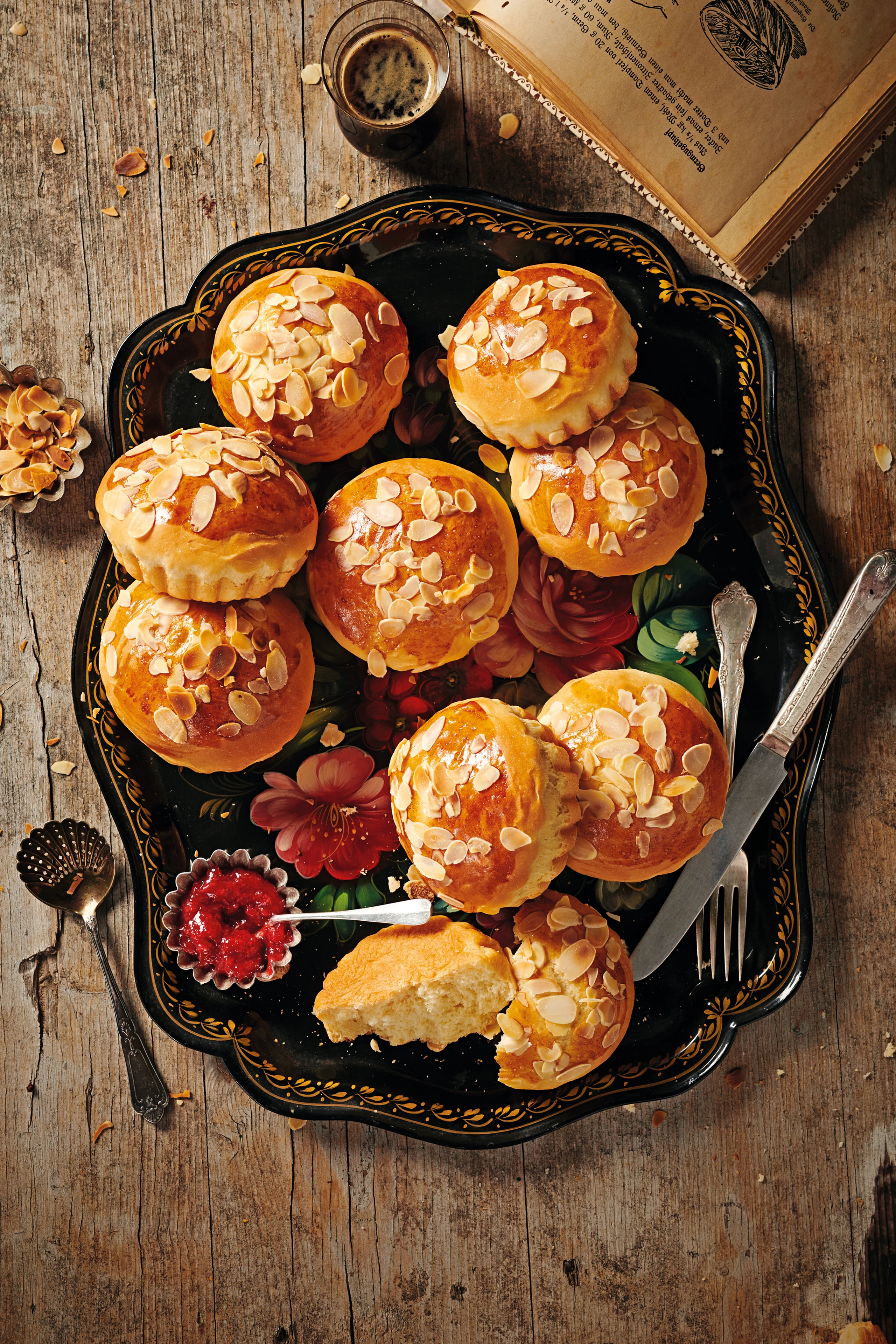 Flaumige Mandel-Brioches