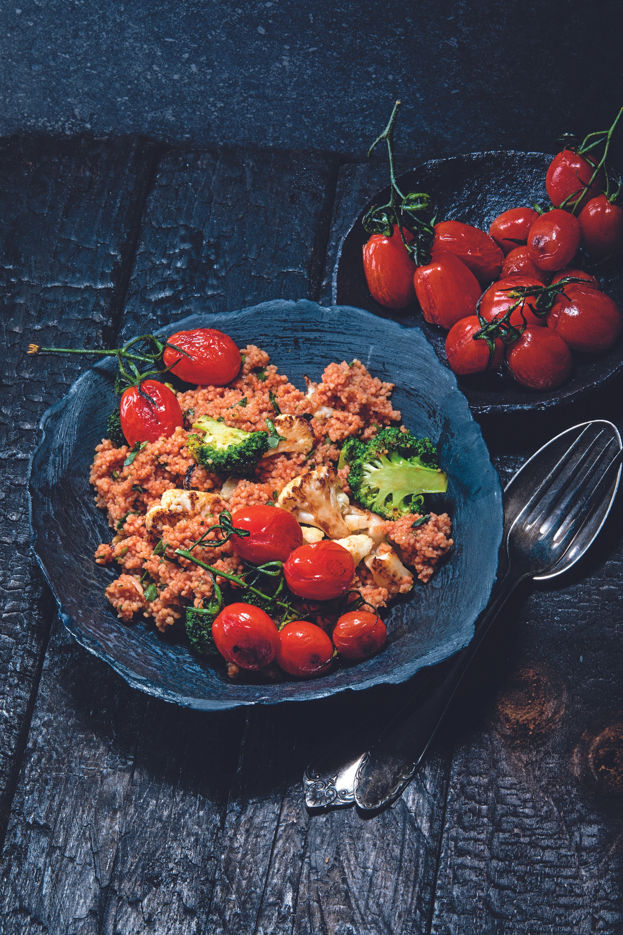 Couscous mit Paradeisern, Brokkoli und Karfiol