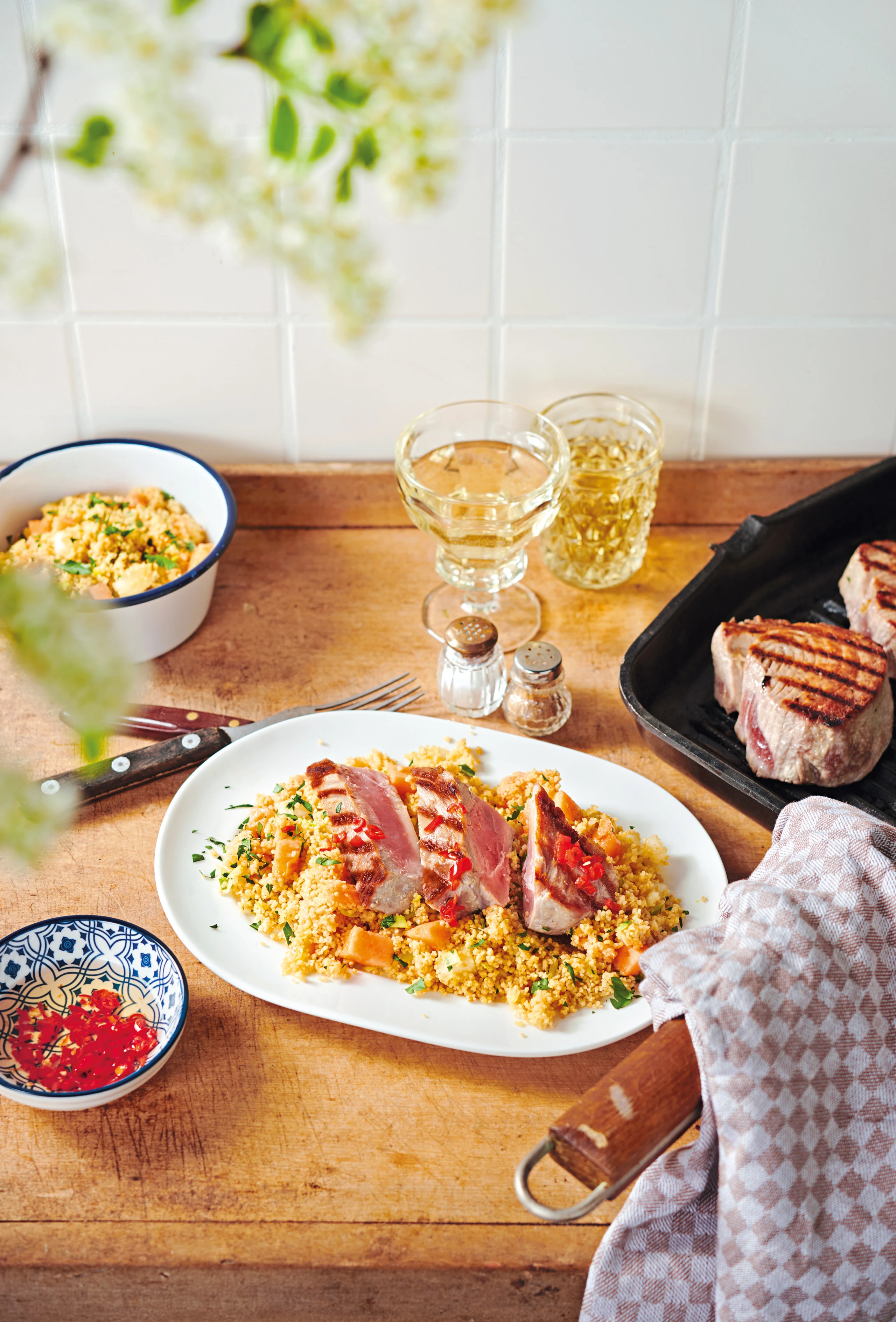 Thunfischsteak mit Chili-Honigsalsa und Melonen-Couscous