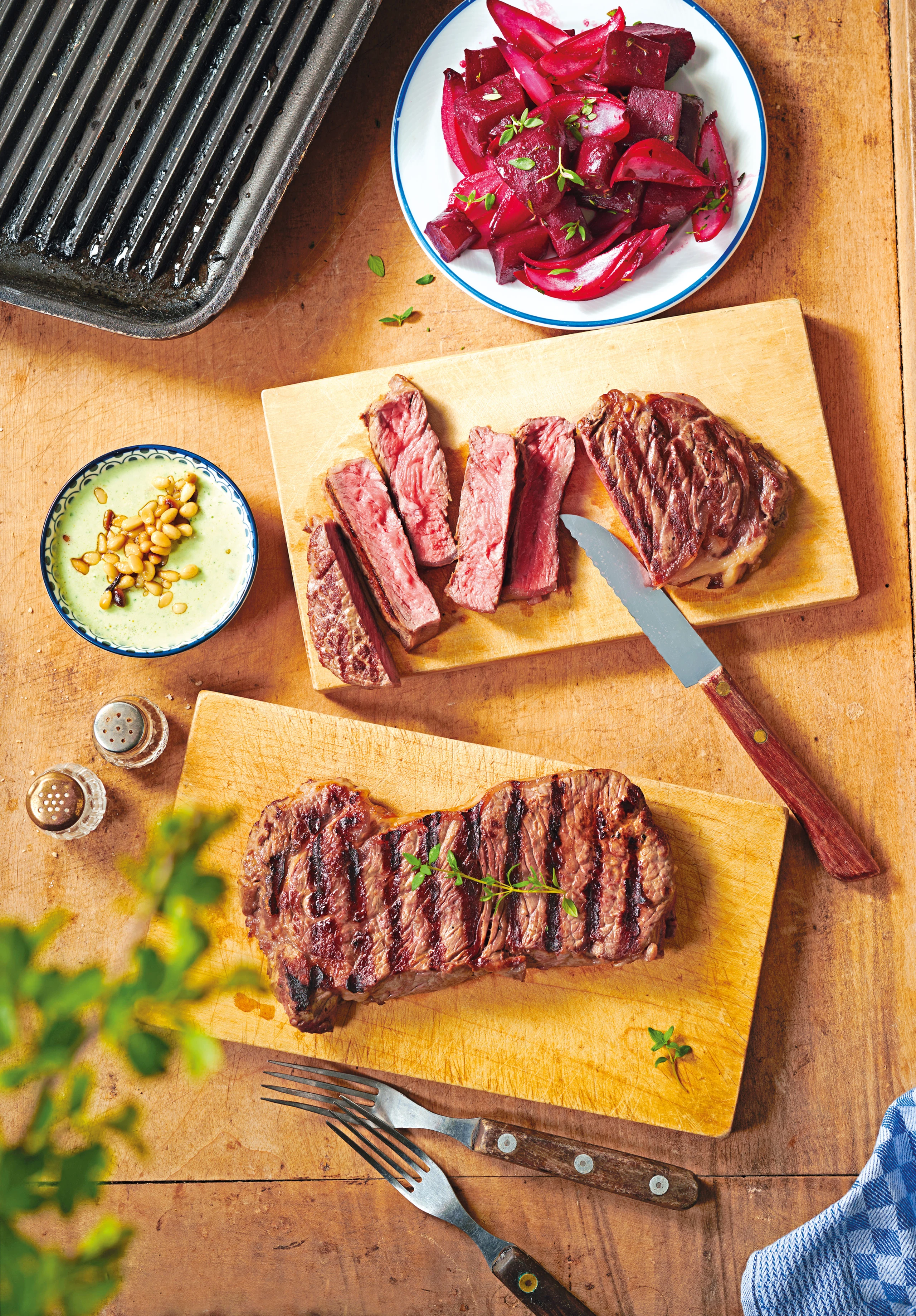 Entrecôte und Rote Rüben mit Feta-Pignolisauce