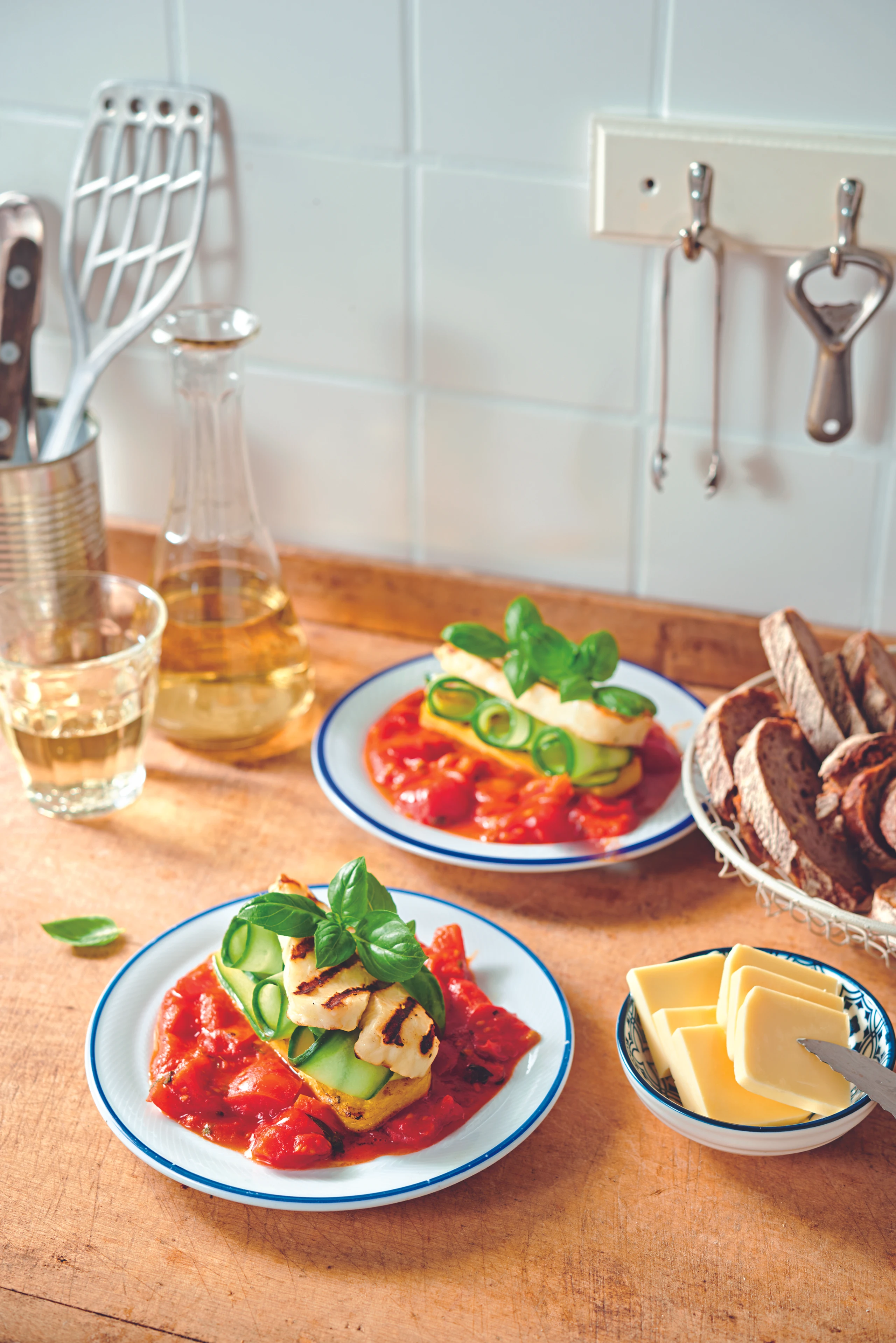 Polentaschnitten und Halloumi mit Schmorparadeisern