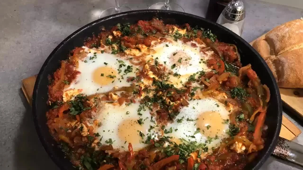 Shakshuka mit Petersilie und Koriander