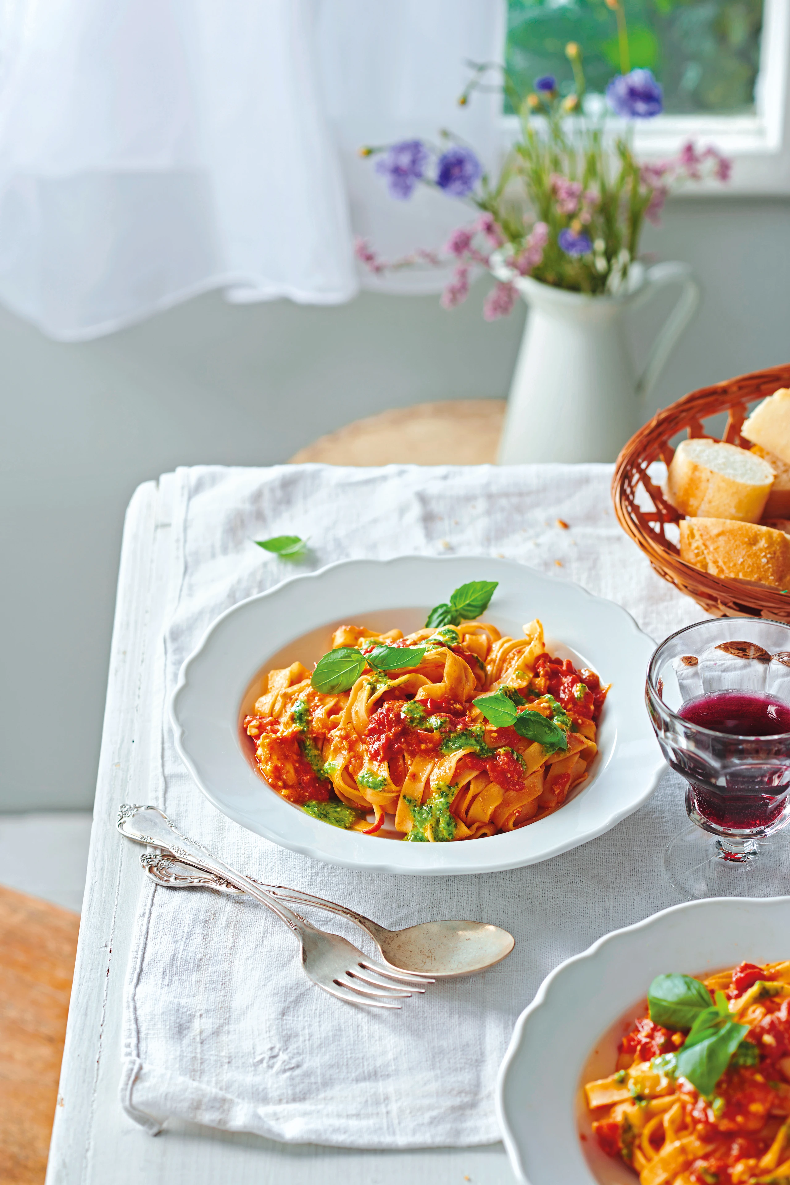 Linguine mit Schmorparadeisern, Feta und Basilikumsauce