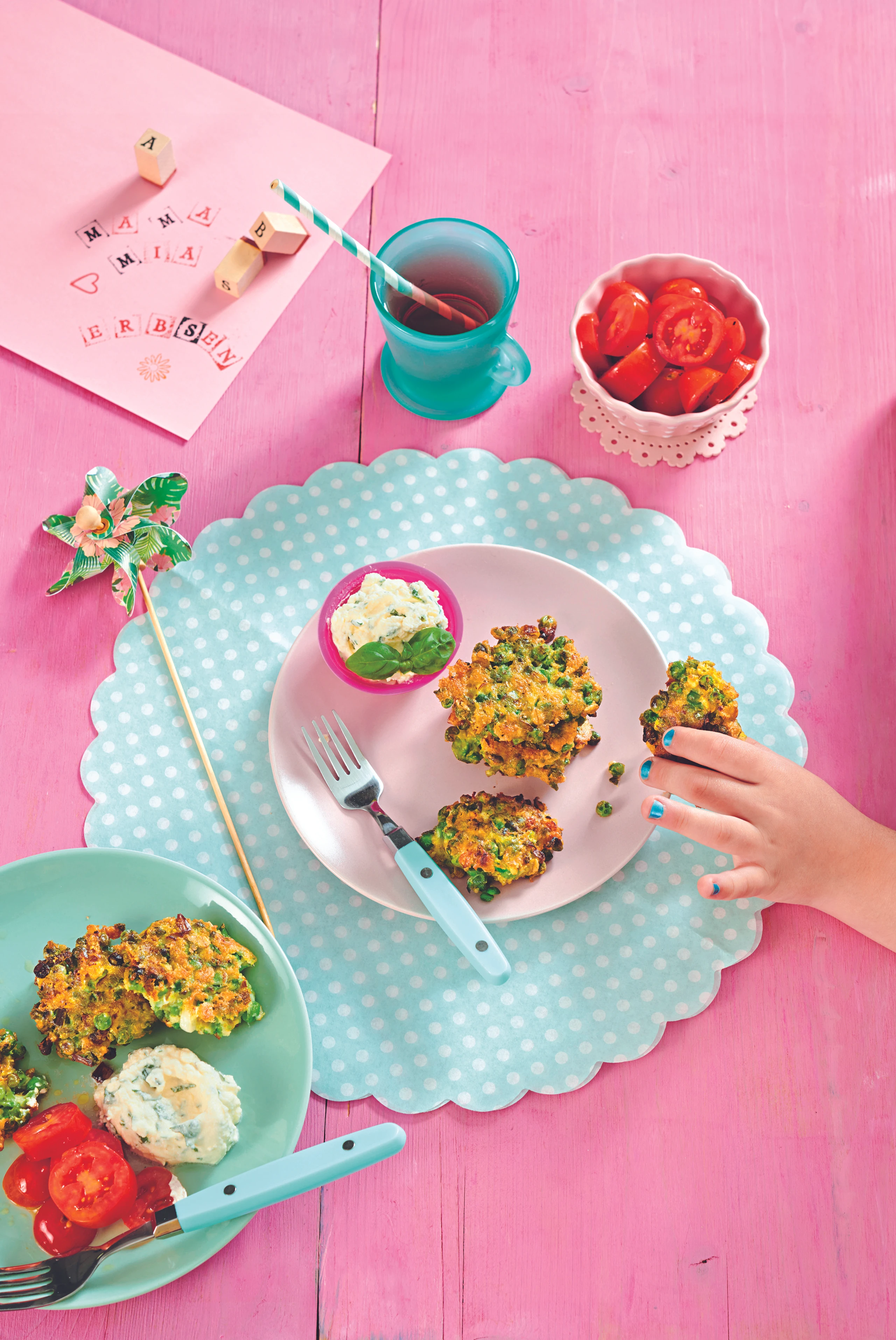 Erbsen-Fritter mit Bergkäse und Basilikum-Dip