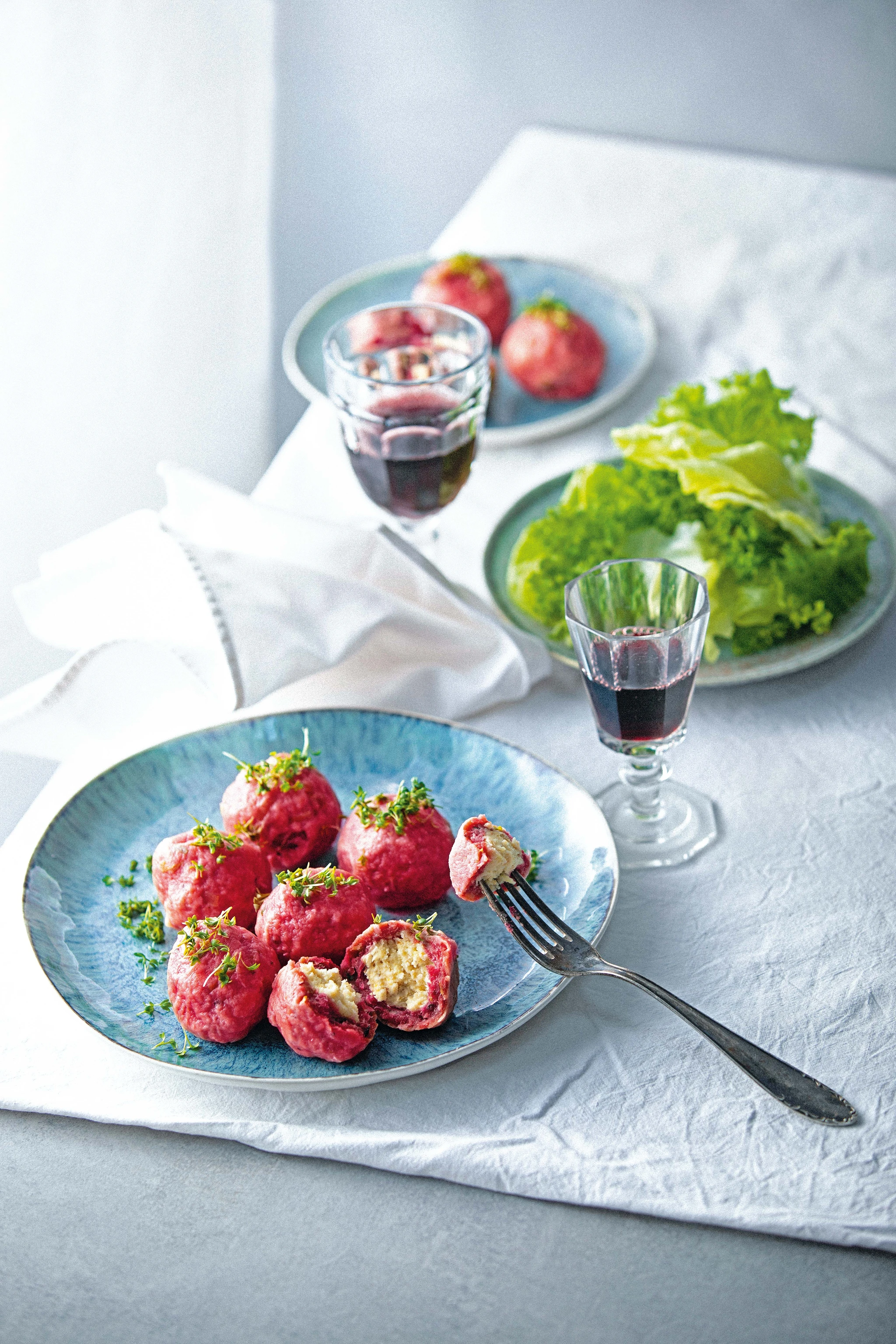 Rote-Rüben-Bällchen mit Ricotta-Krenfülle und Salat