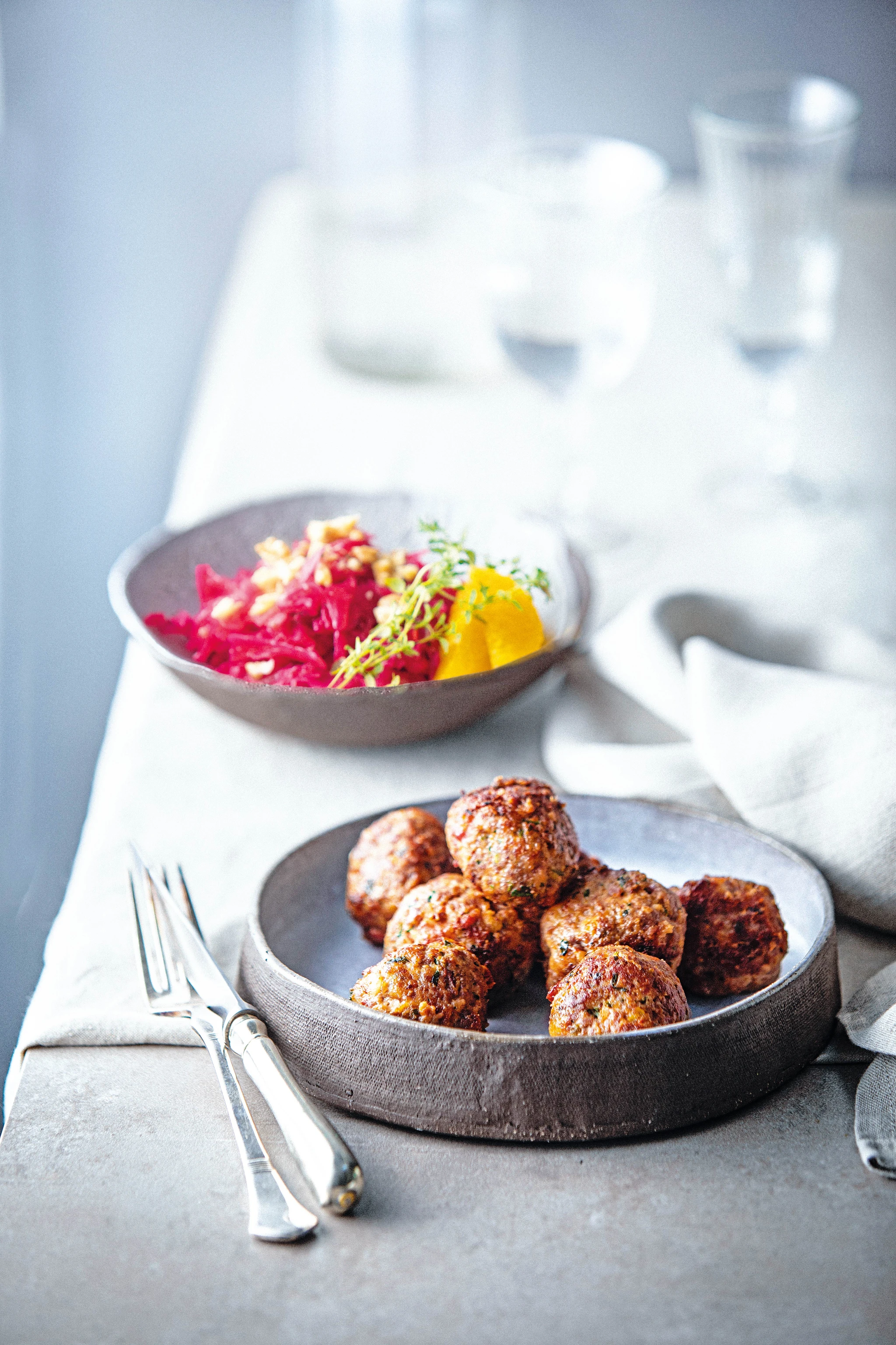 Reh-Salsicciabällchen mit Rotkrautsalat