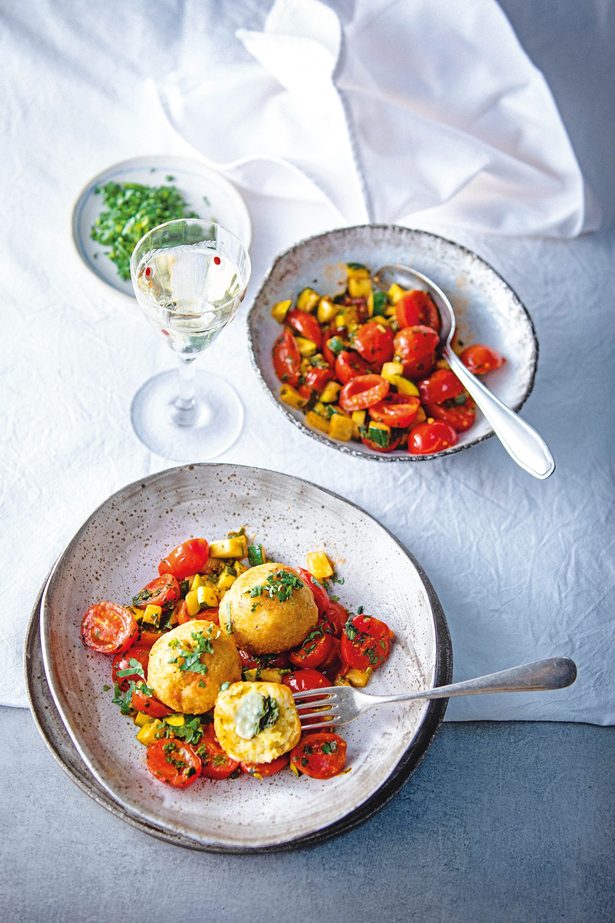 Risottobällchen mit Feta-Basilikumfülle und Gemüse