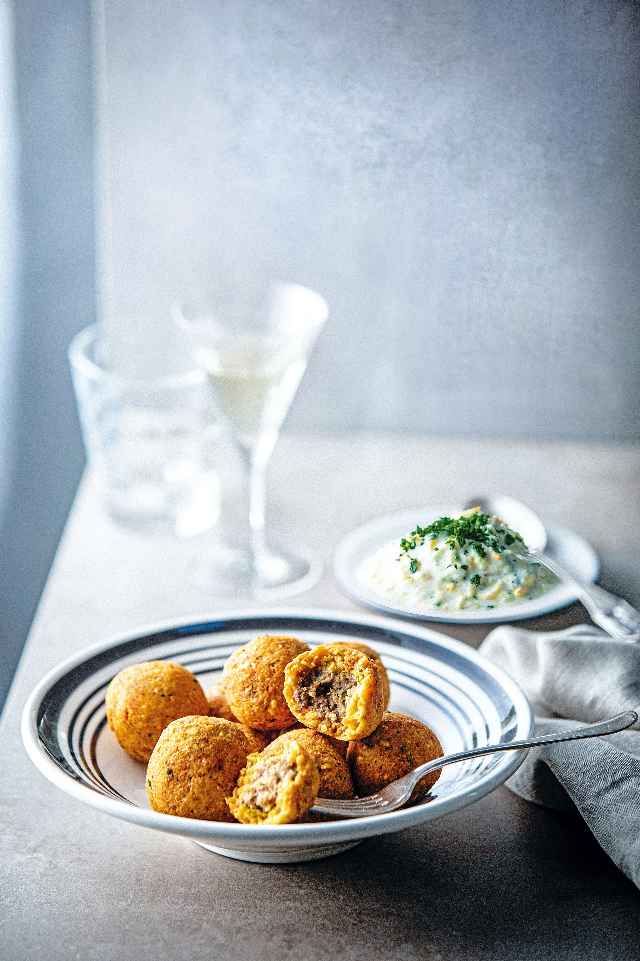 Kichererbsen-Lammbällchen mit Zucchini-Tsatsiki