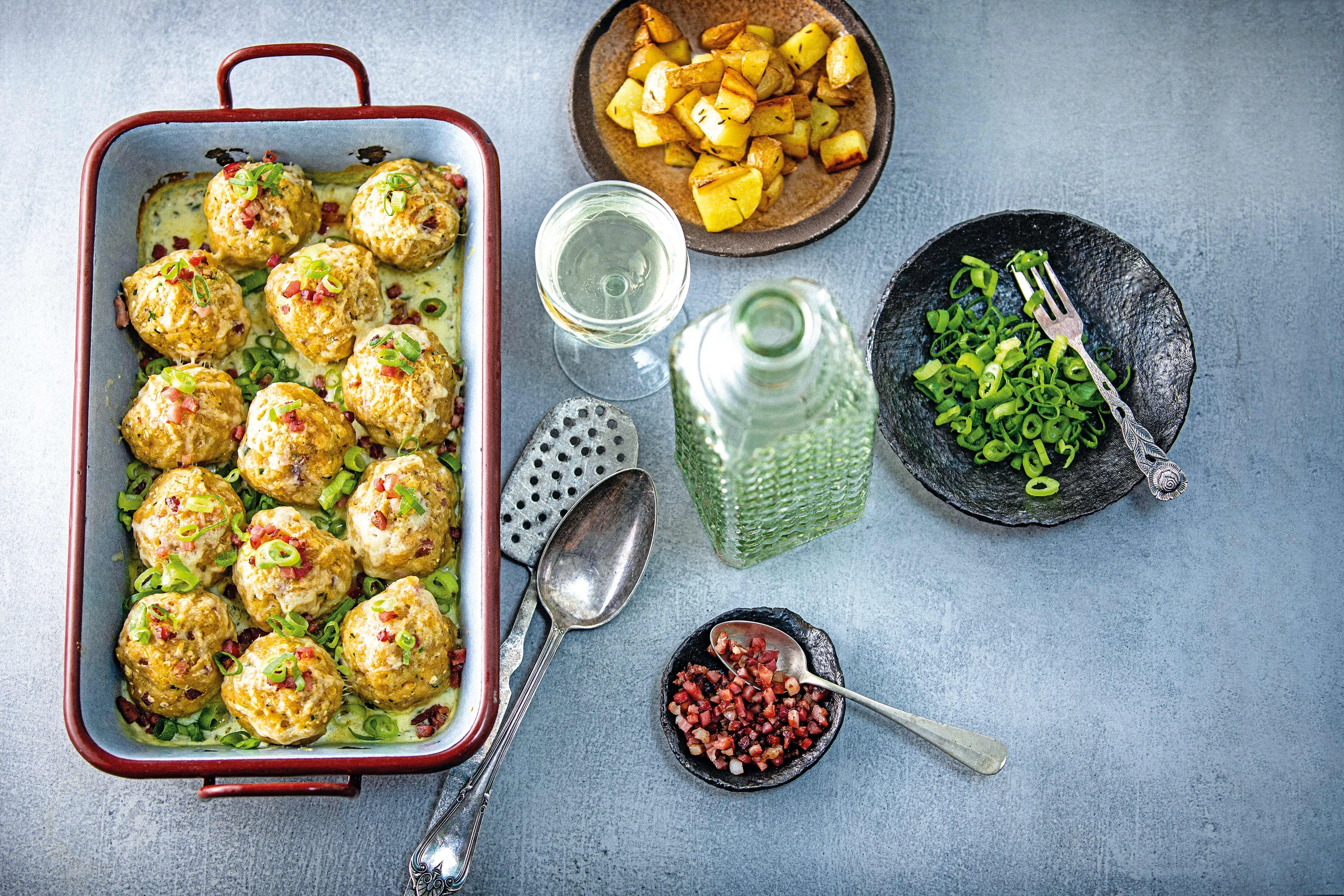 Linsenbällchen mit Cheddar, Kressesauce und Kümmelerdäpfeln