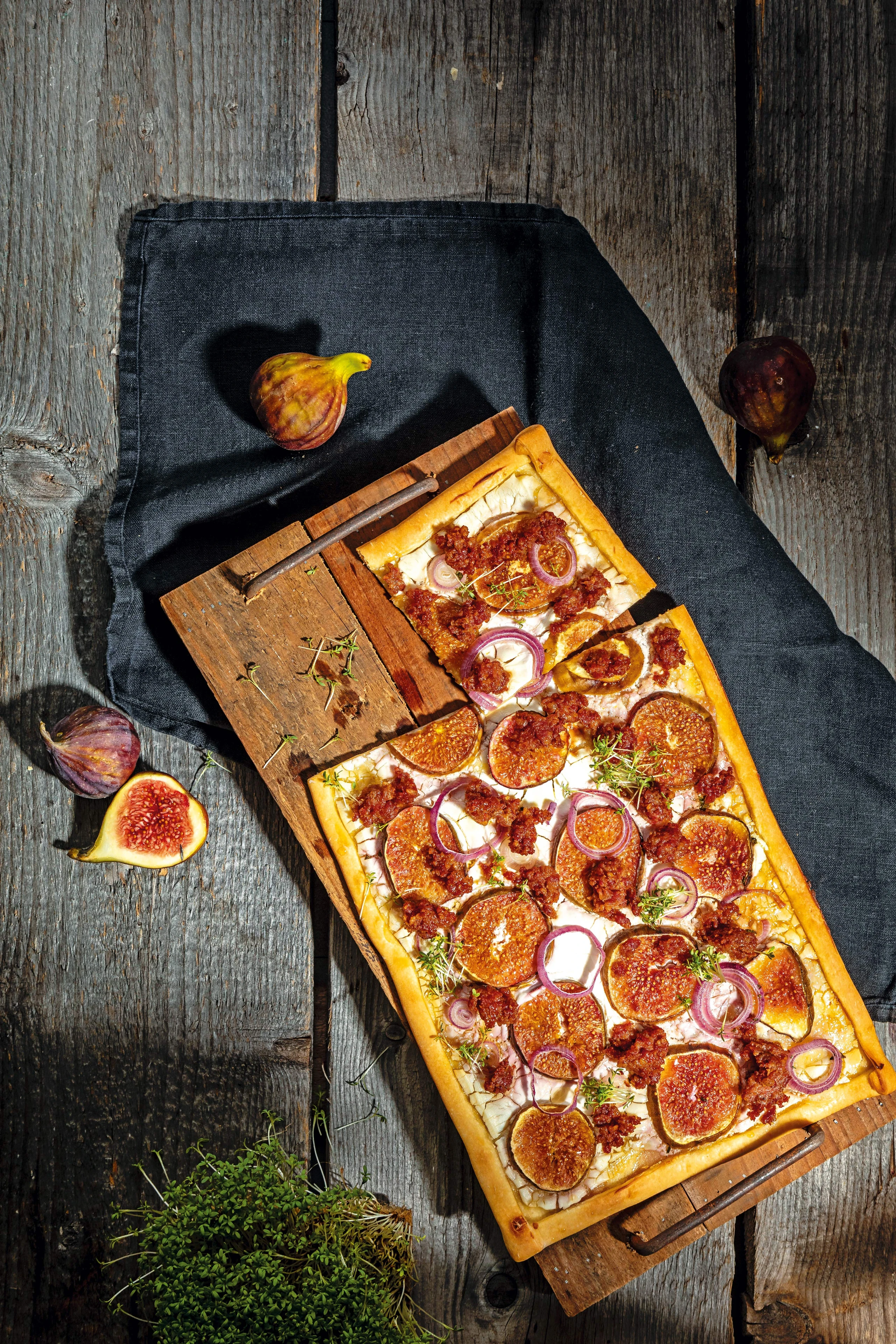 Flammkuchen mit Feigen und Salsiccia