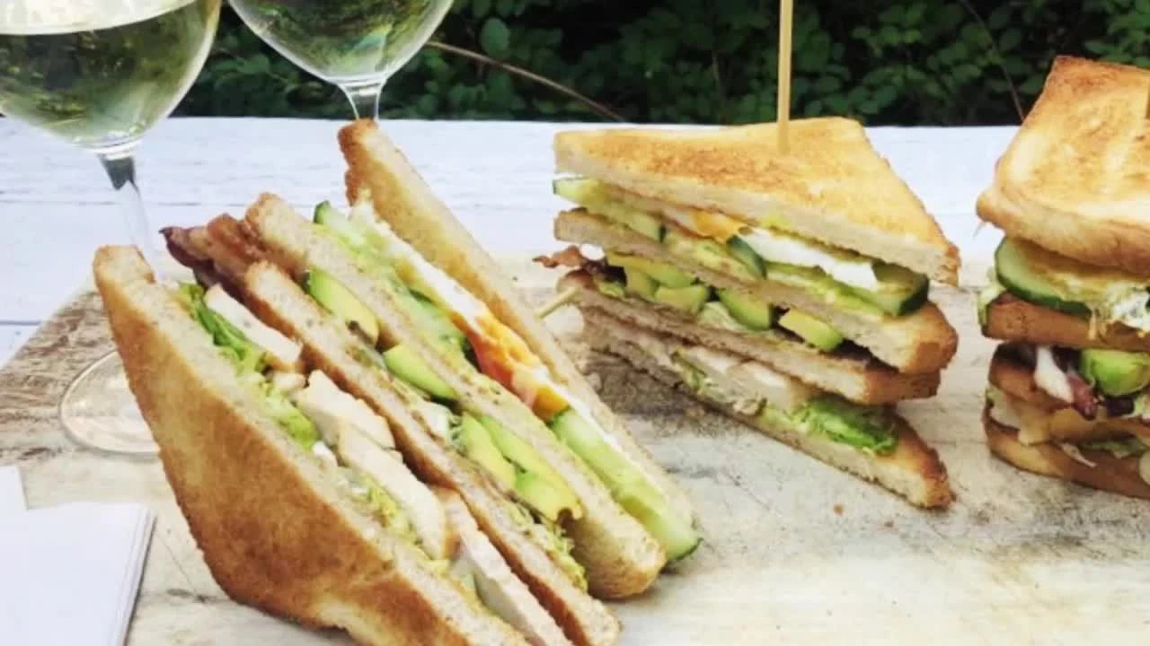 Club-Sandwich mit Avocado und Speck