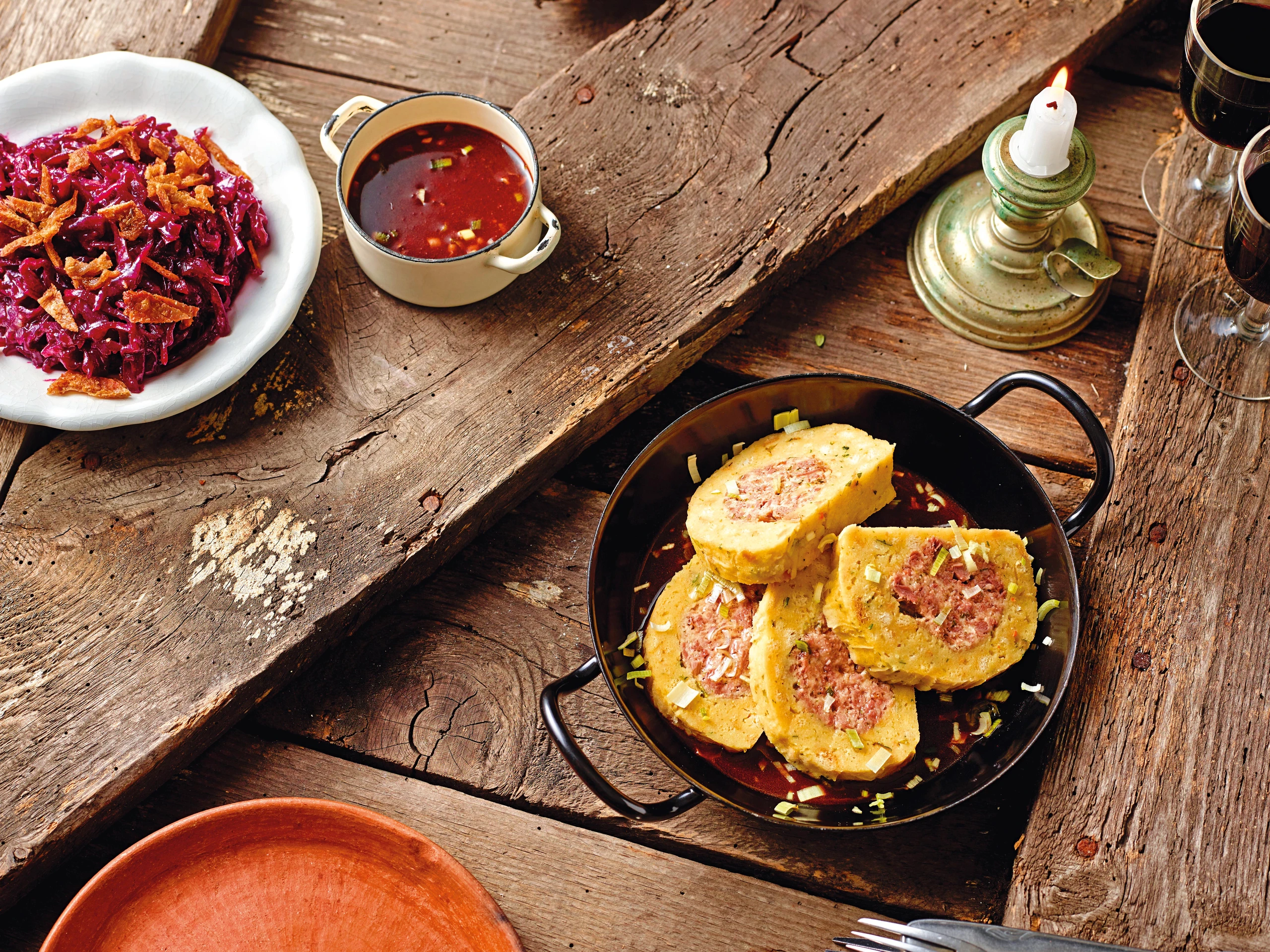 Serviettenknödel mit Ganslfülle, Portweinsauce und Hagebutten-Rotkraut
