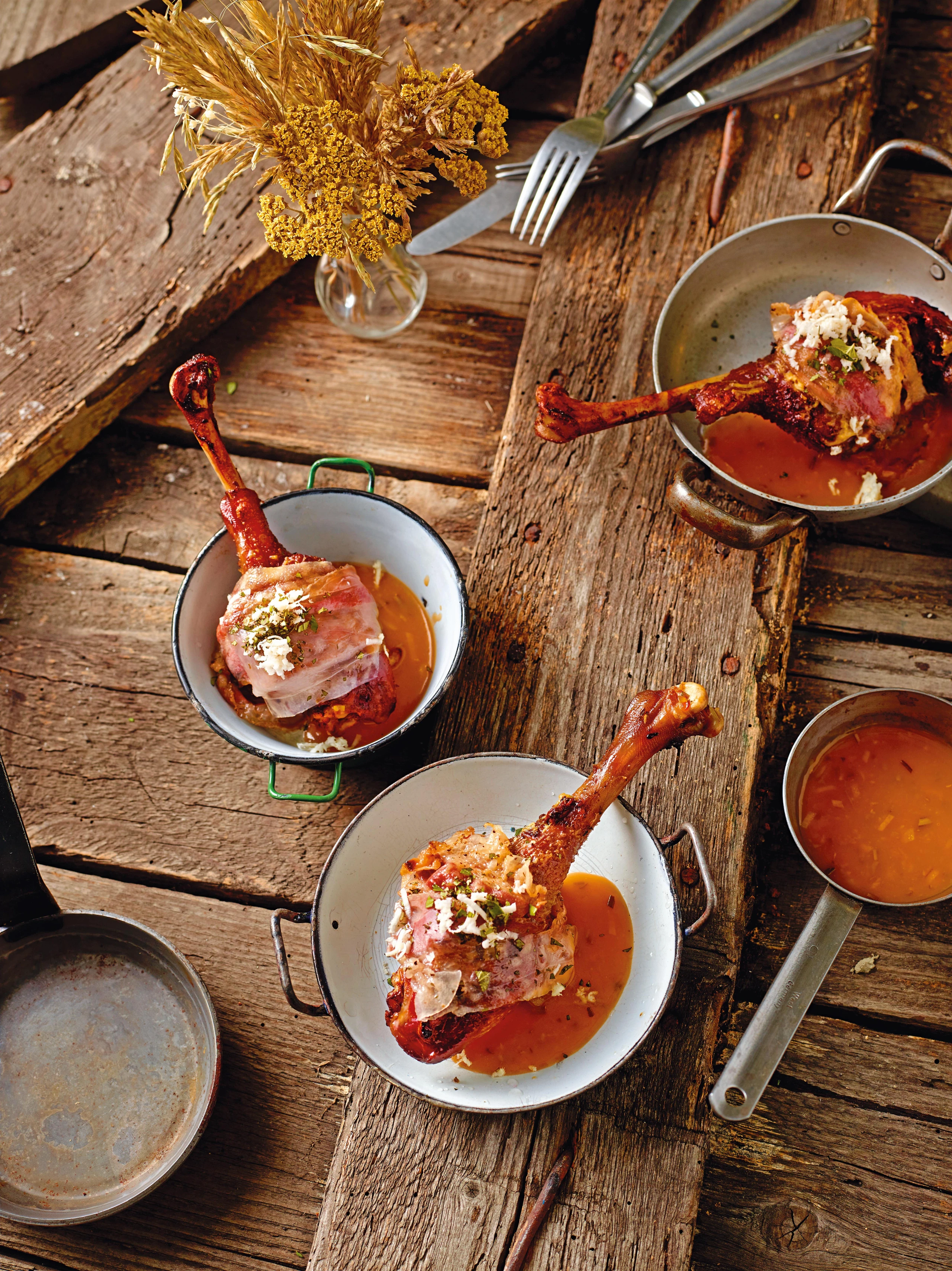 Ganslkeulen mit Lardo-Kruste, Kren und Rosmarinsauce