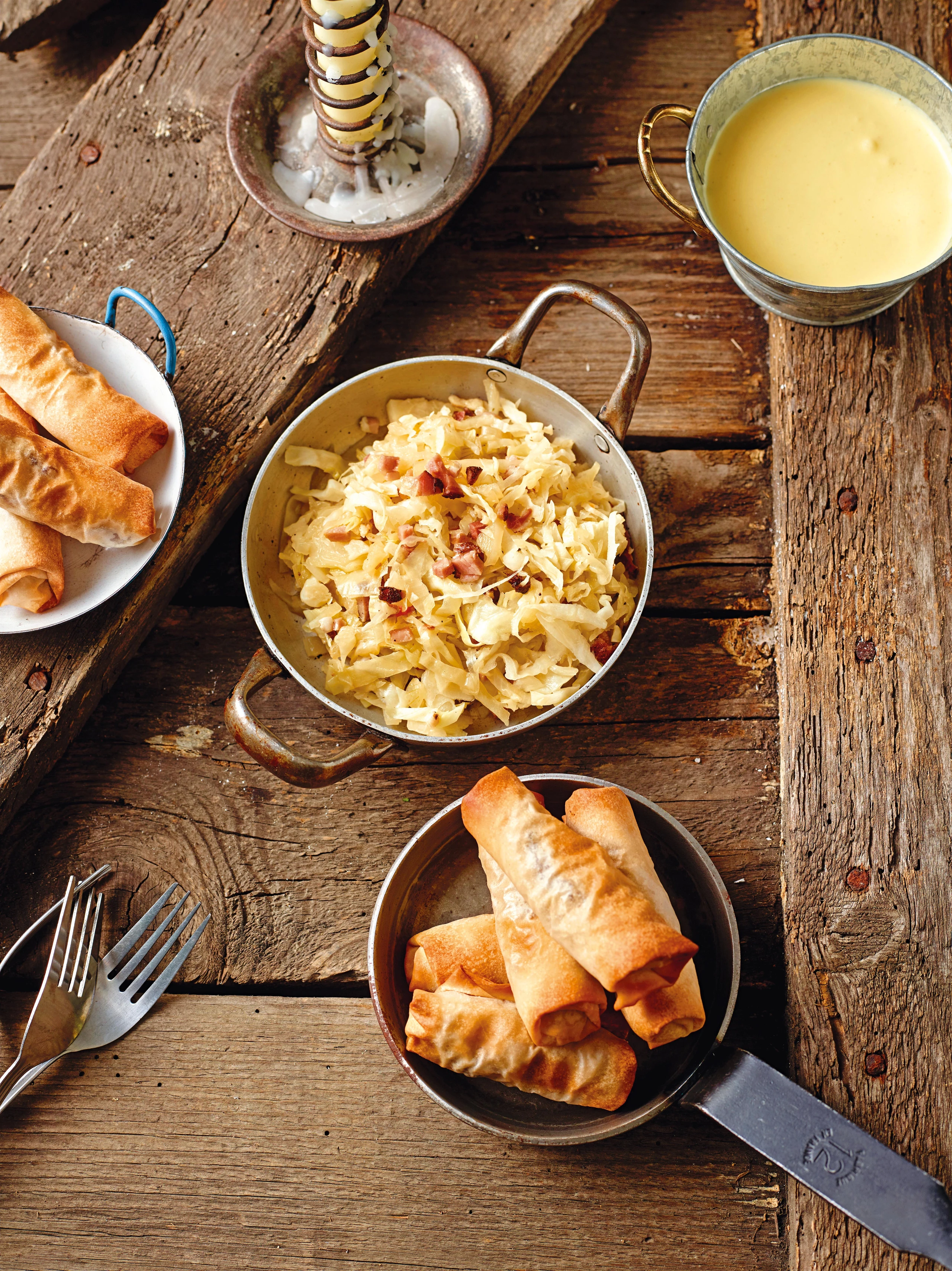 Strudelröllchen mit Ganslfülle, Orangensauce und Krautsalat