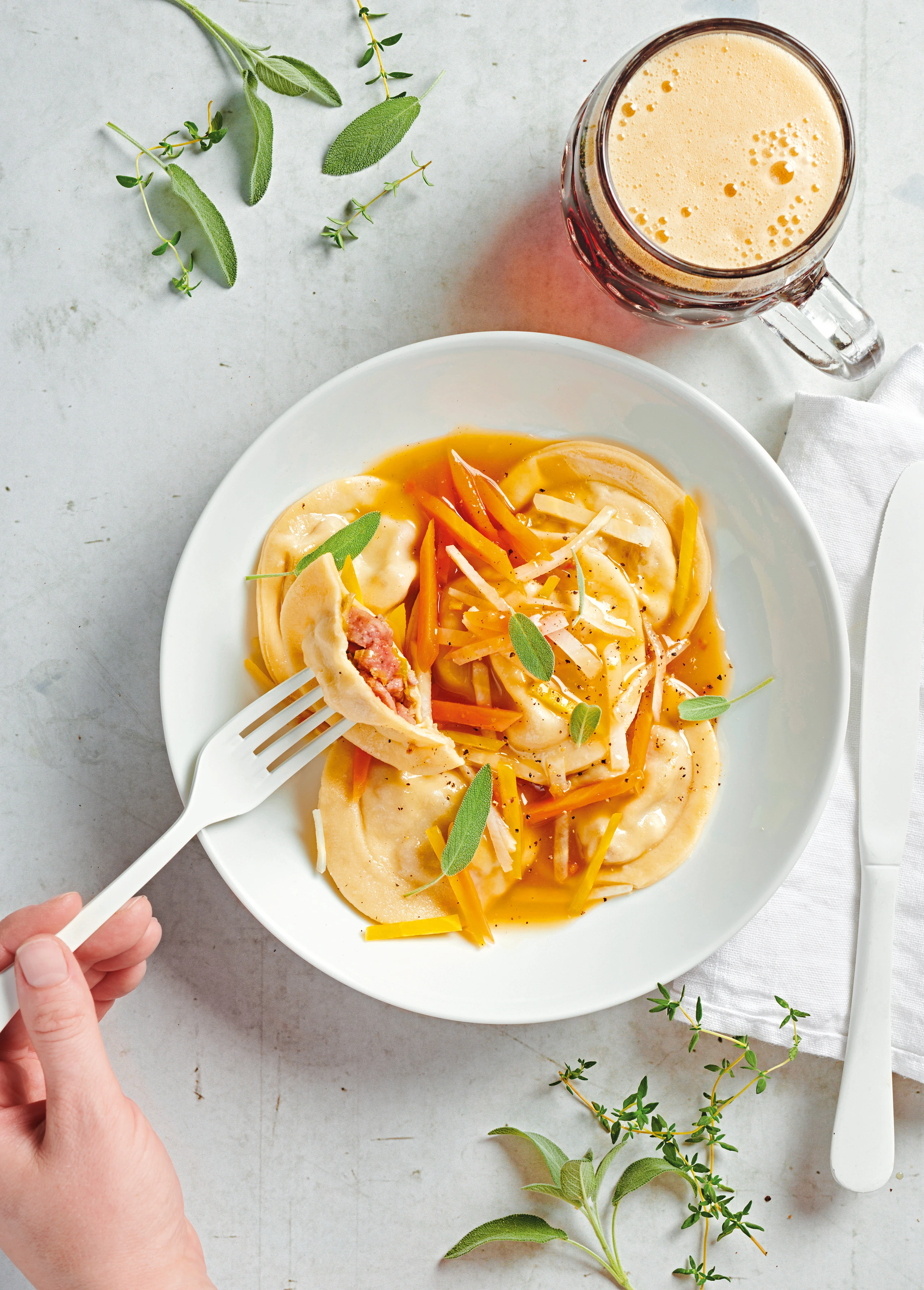 Bratwurst-Ravioli mit Gemüse und Schwarzbier-Honigsauce