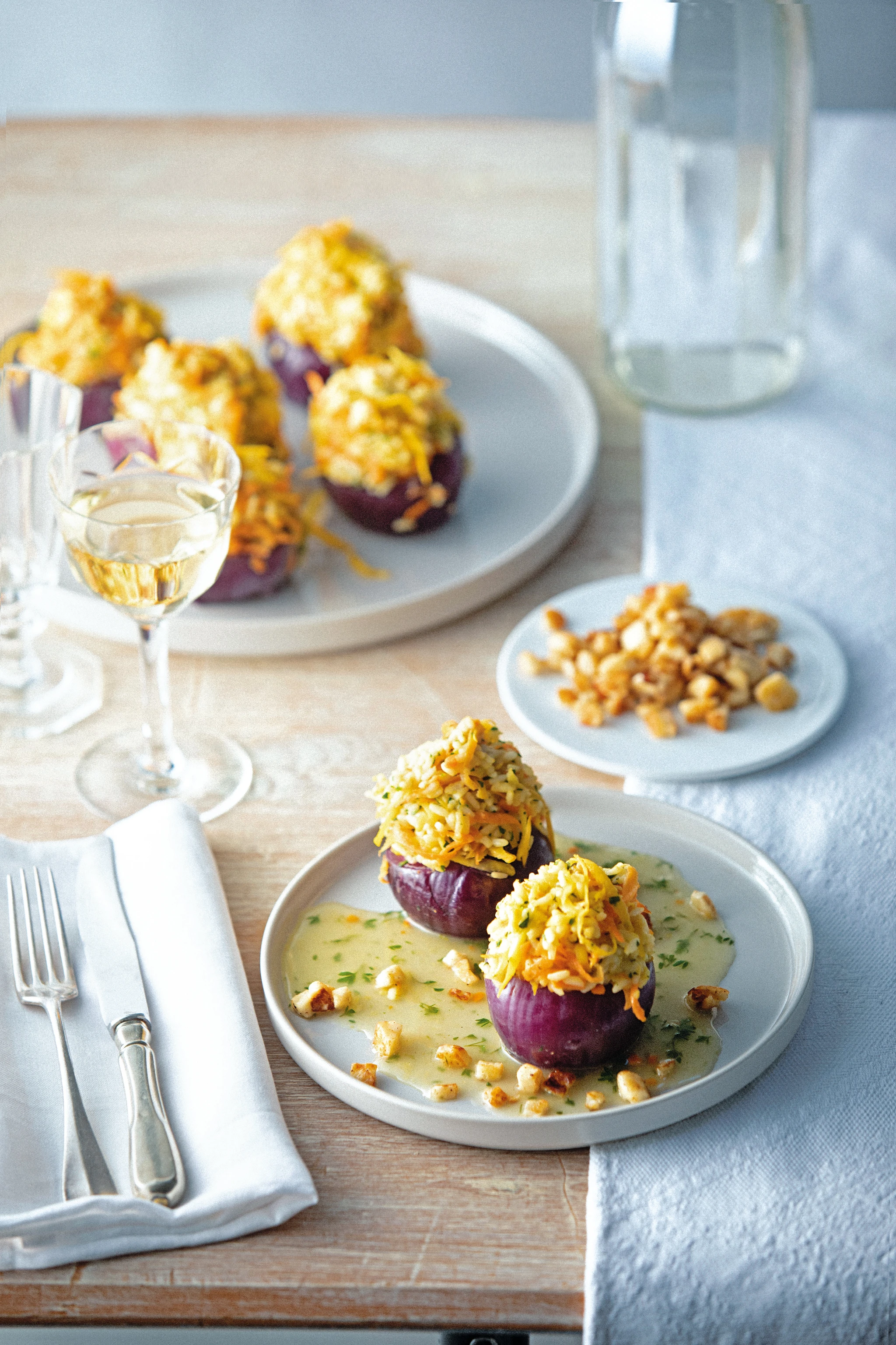 Gefüllte Zwiebeln mit Gemüserisotto und Halloumi