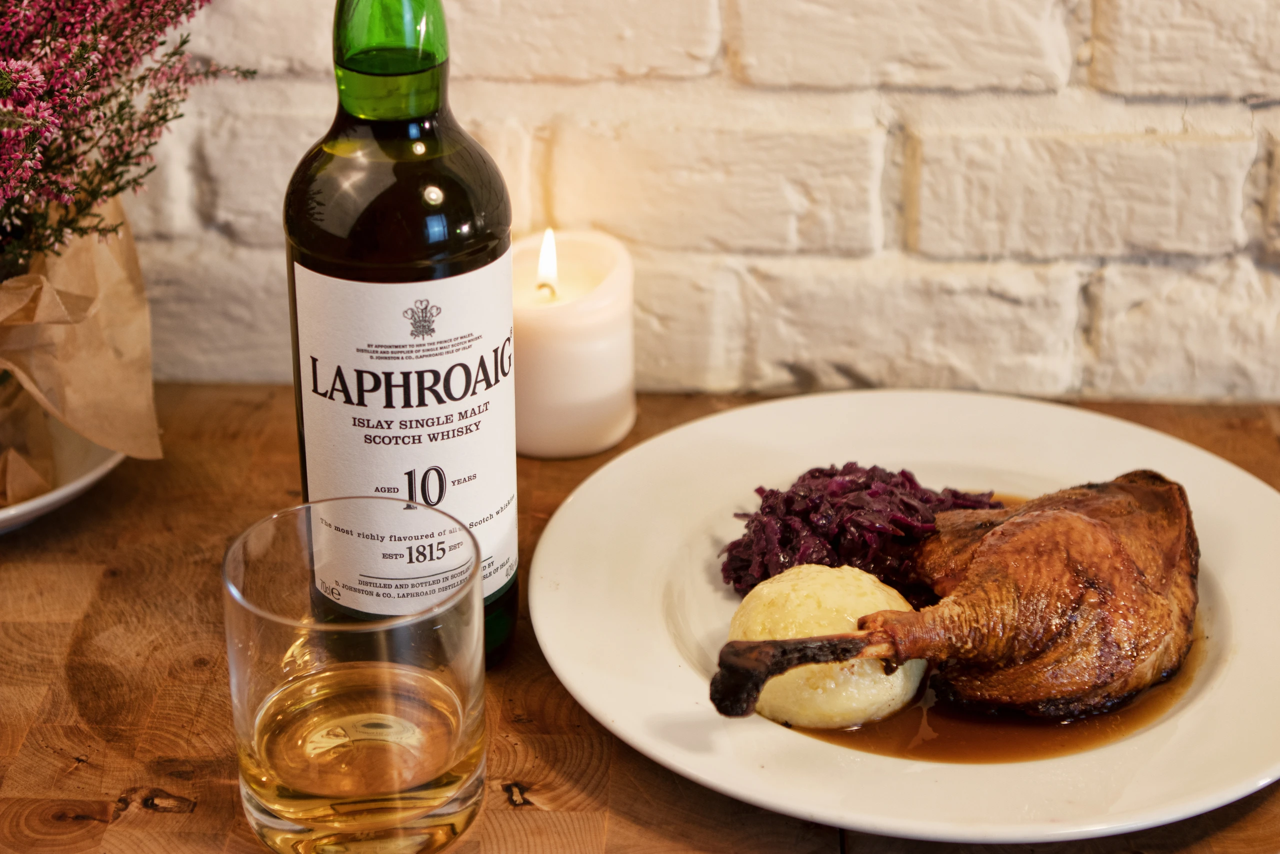 Knusprige Gänsekeule mit Laphroaig-Gravy, Rotkraut und Erdäpfelknödel