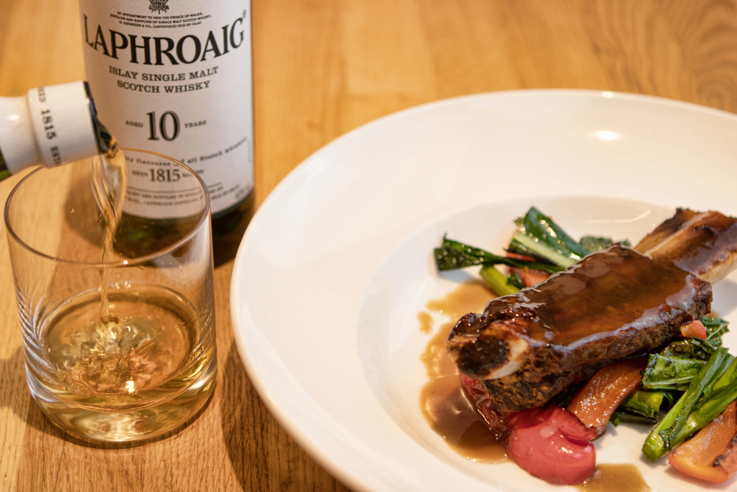 Beef Ribs mit Laphroaig 10 Glace auf Schwarzkohl-Paprikagemüse