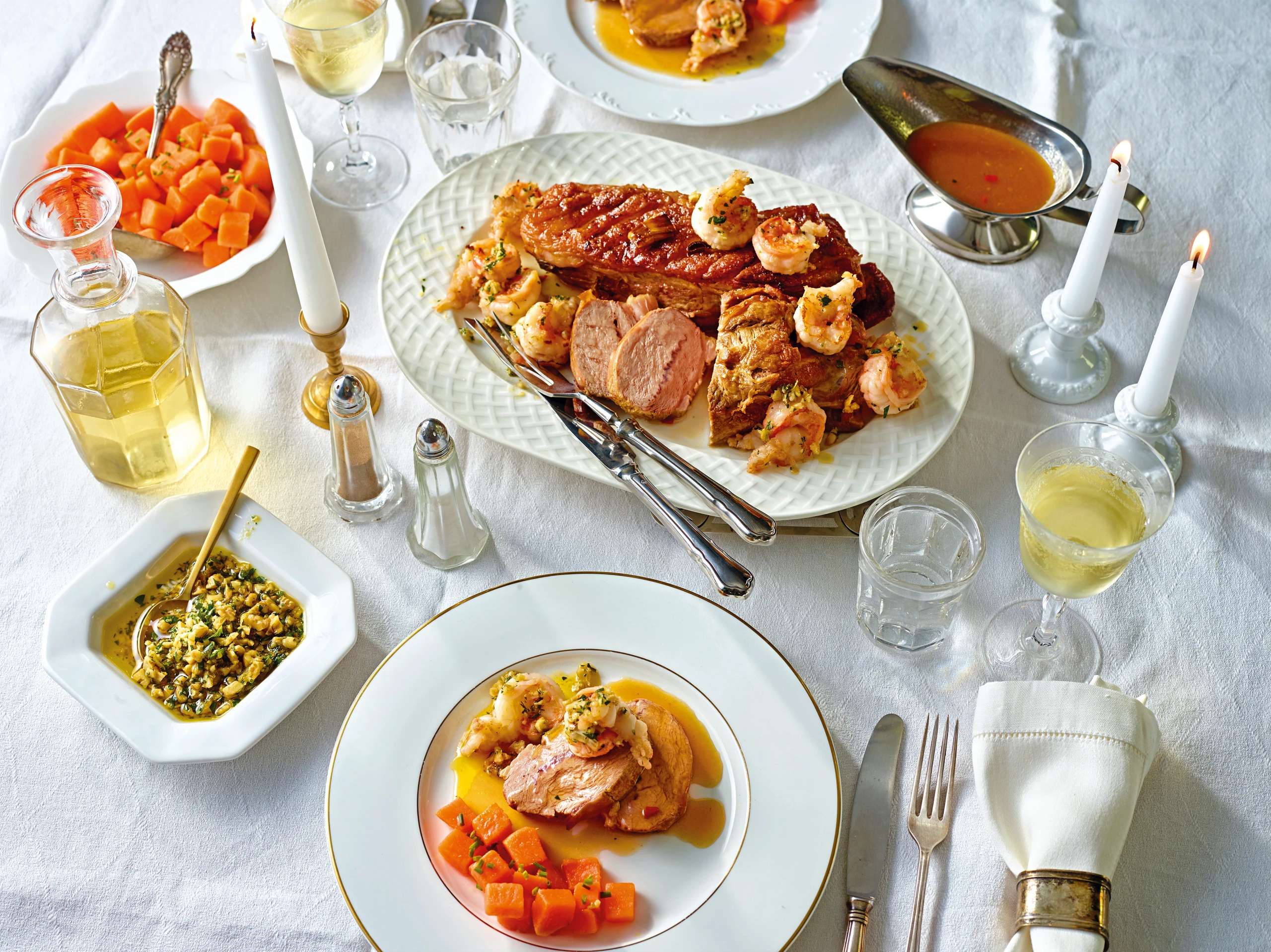 Kalbsbraten mit Riesengarnelen, Nuss-Gremolata und Chilifond