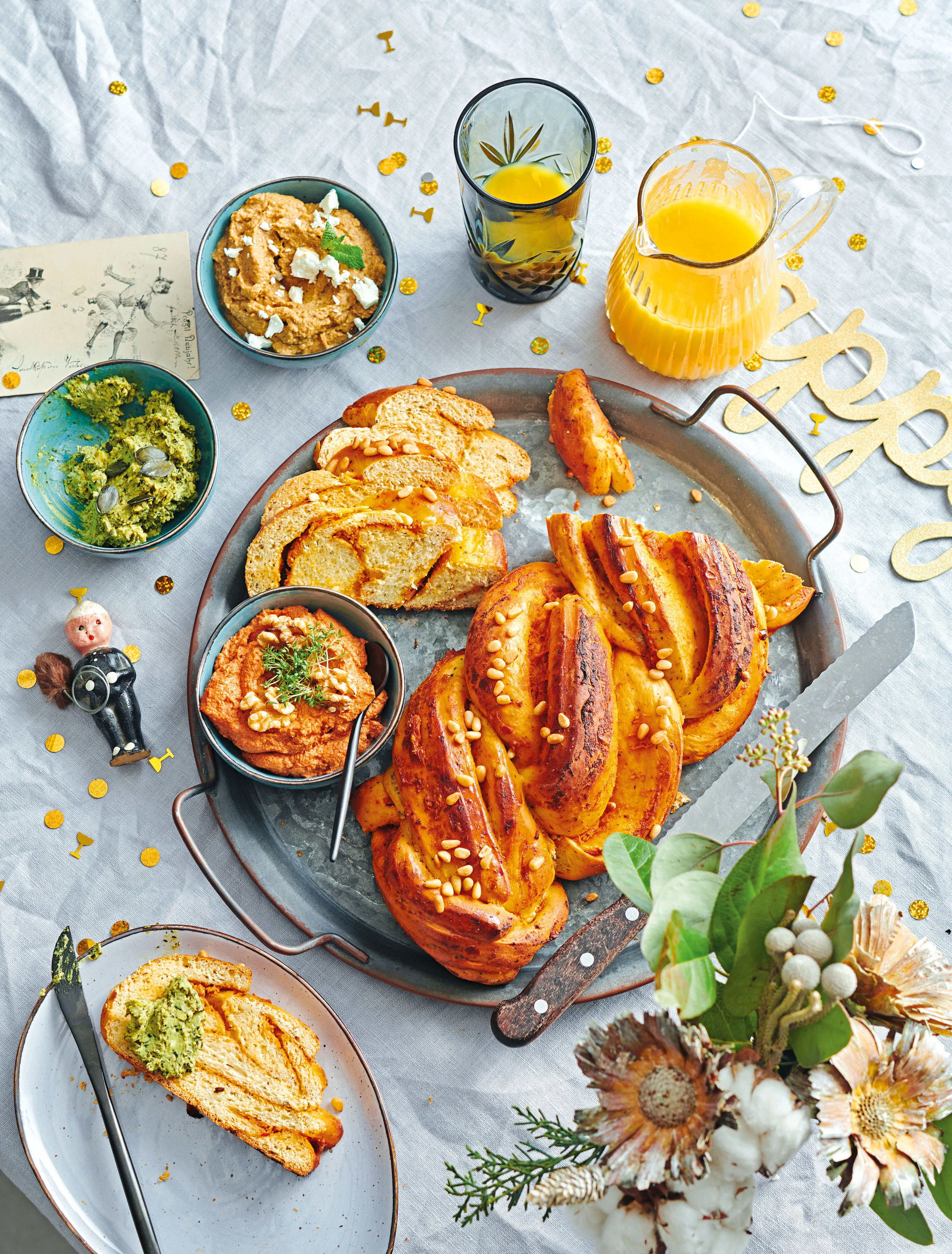 Brioche gefüllt mit Paradeis-Pesto und Pignoli