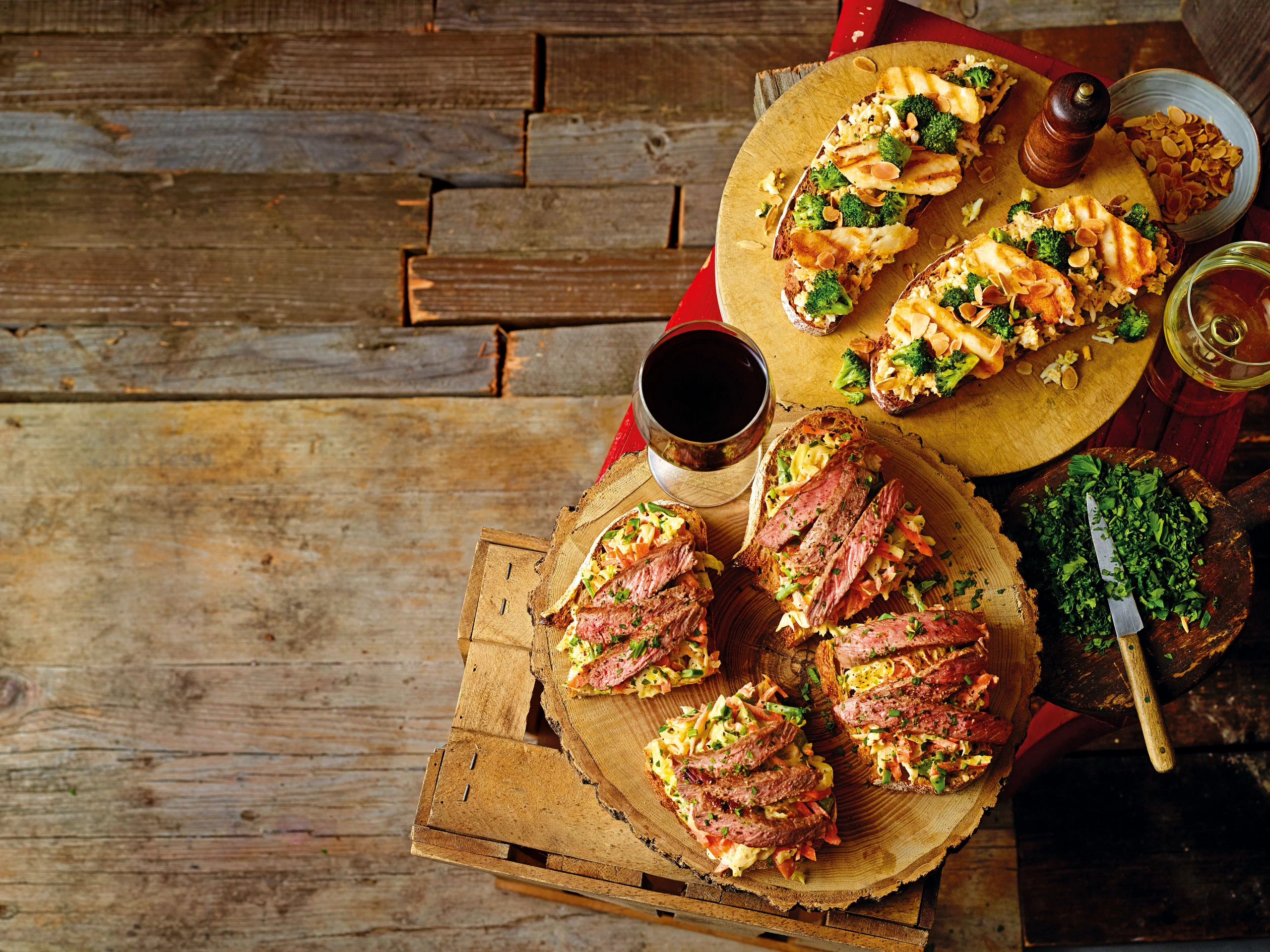 Brot mit Karfiolaufstrich, Brokkoli, Halloumi und Mandeln