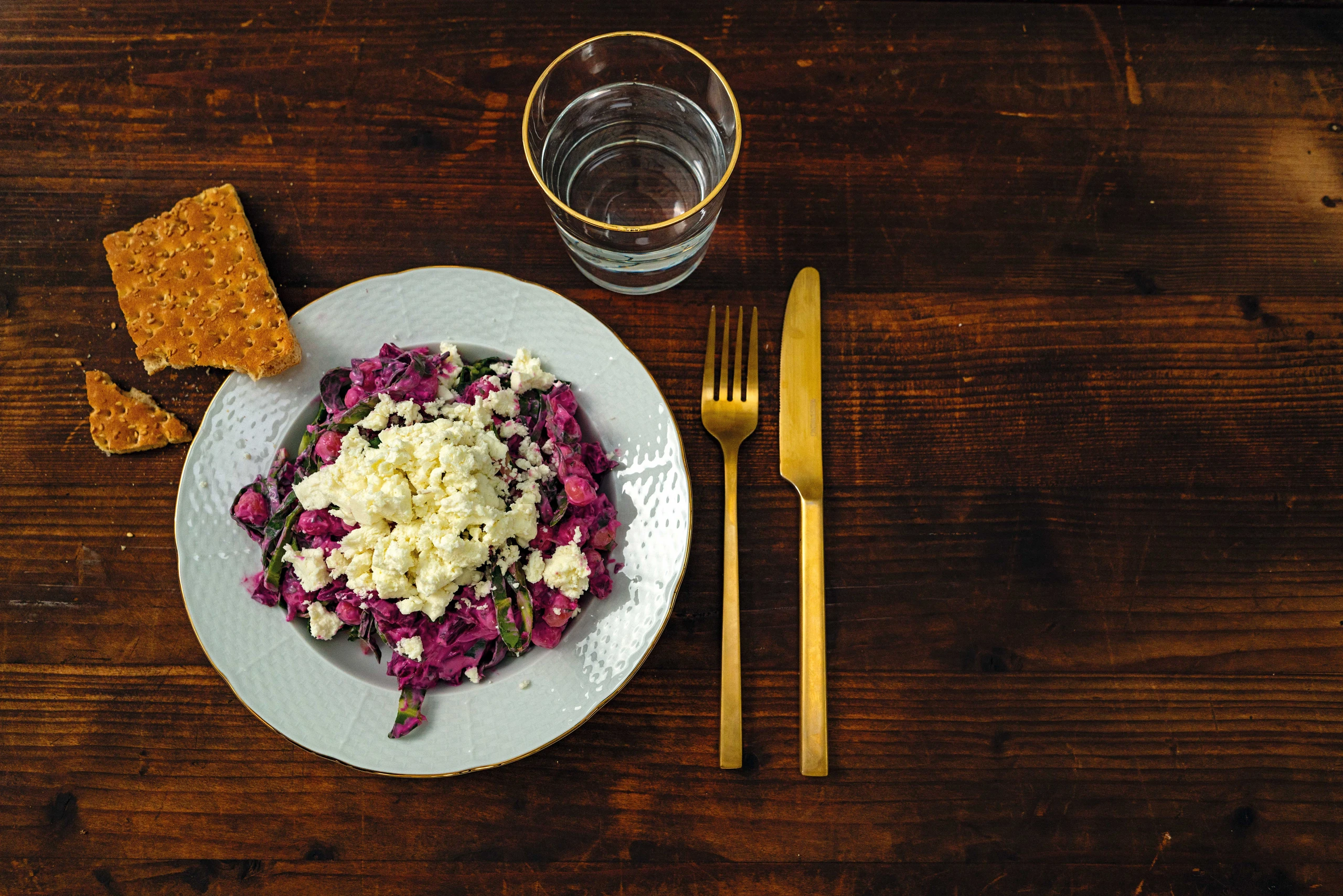 Rote-Rübensalat mit Kichererbsen, Feta und Mangold