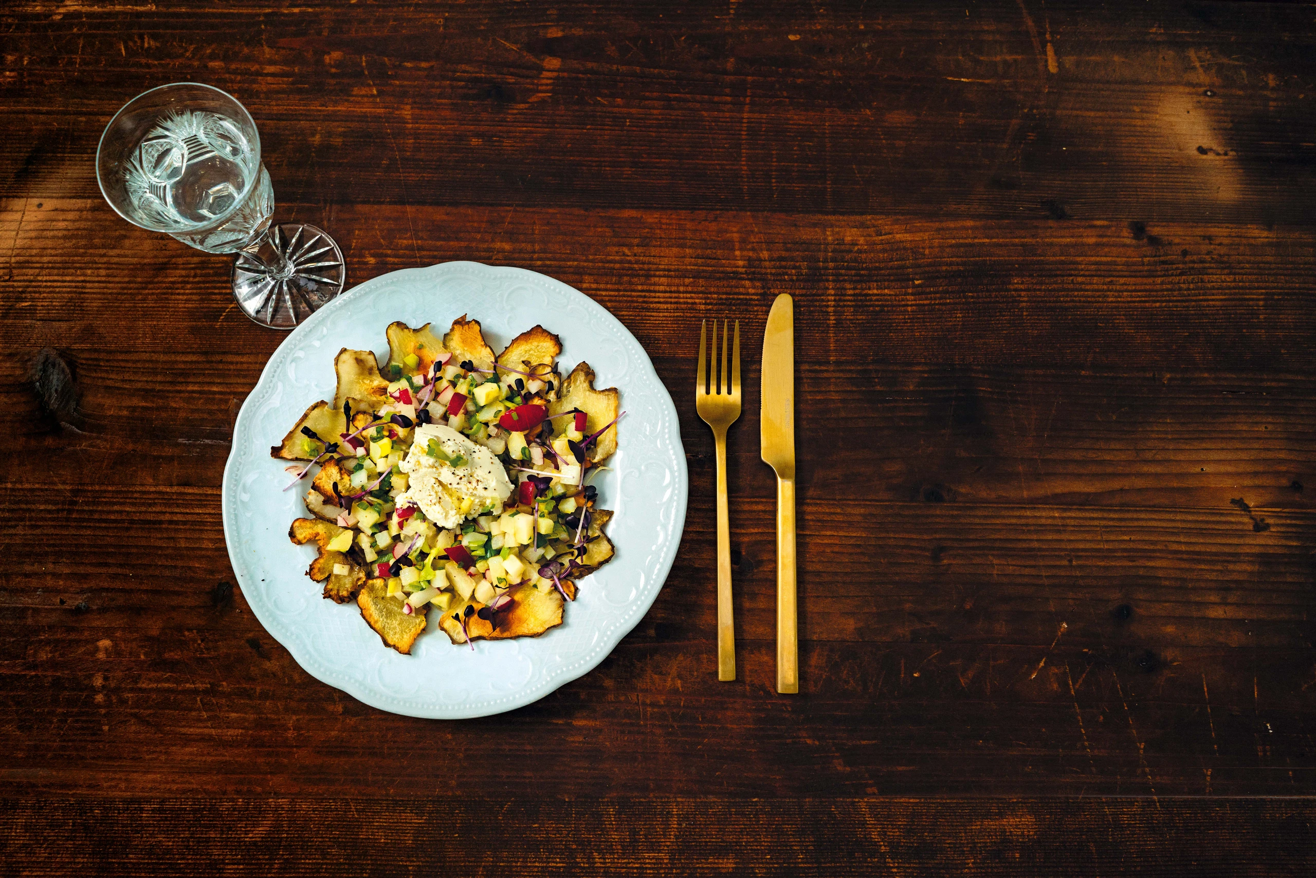 Topinambur-Carpaccio mit Gemüsesalat und Frischkäse