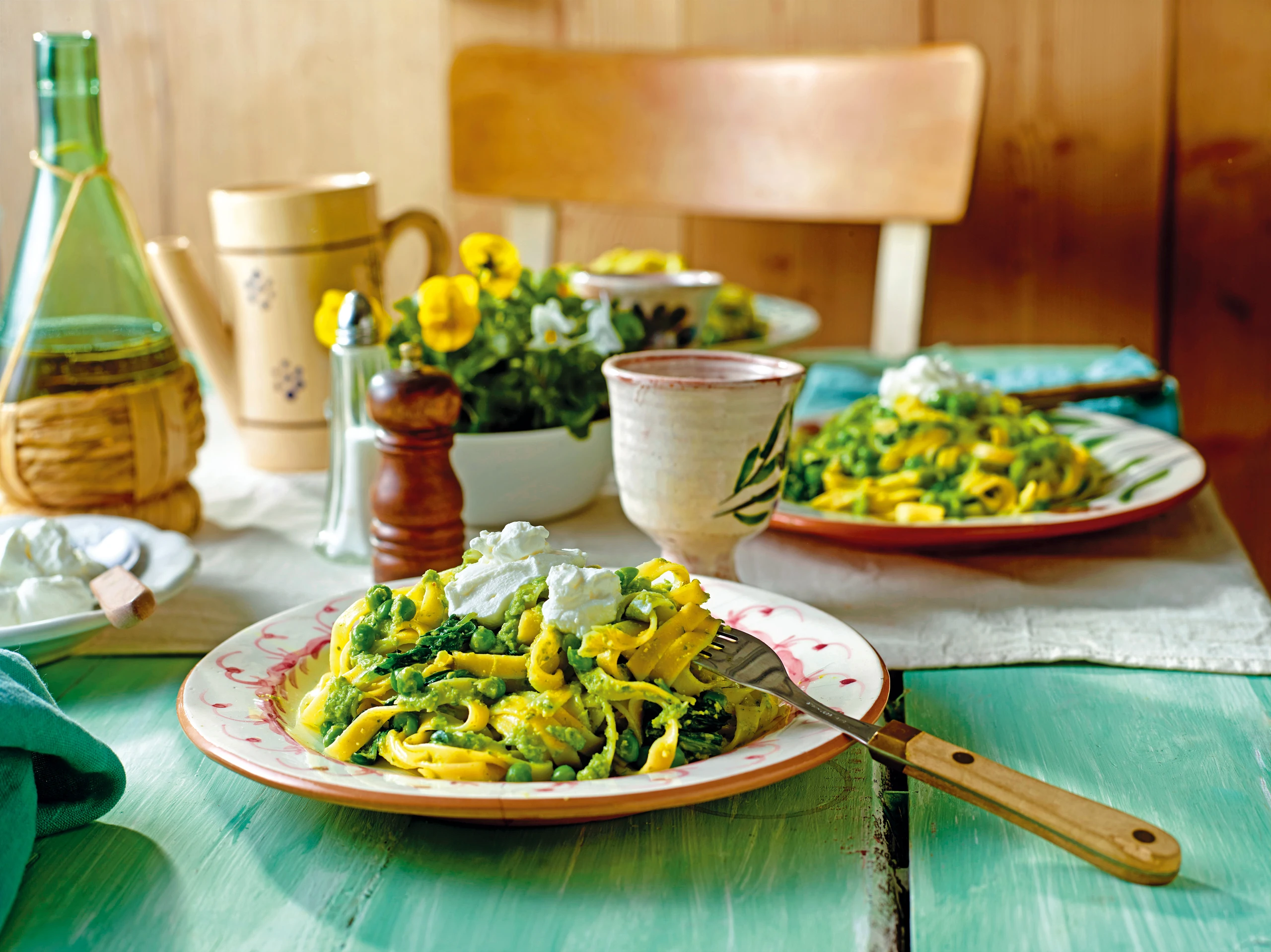 Tagliatelle mit Jungzwiebelpesto, Erbsen, Spinat und Frischkäse