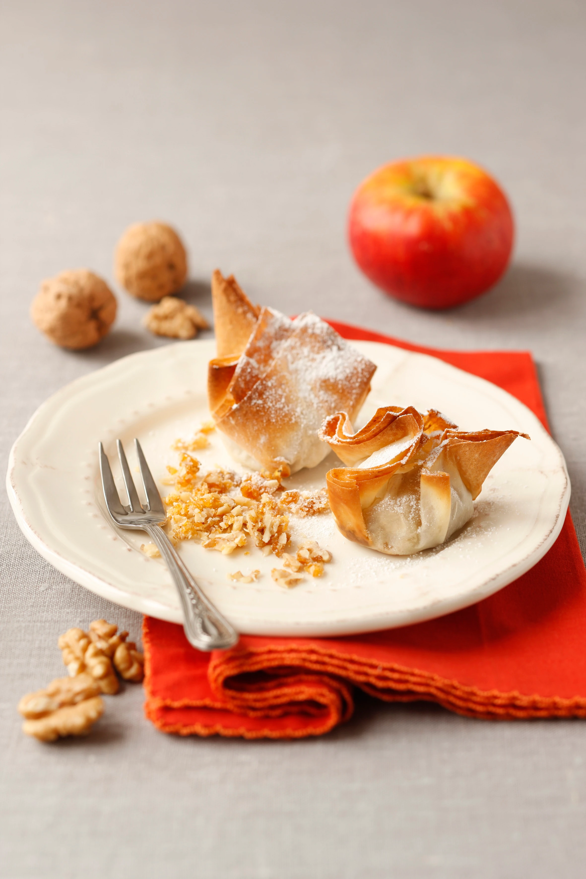 Strudelsäckchen mit Weichkäse, Trockenfrüchten und Nusskrokant