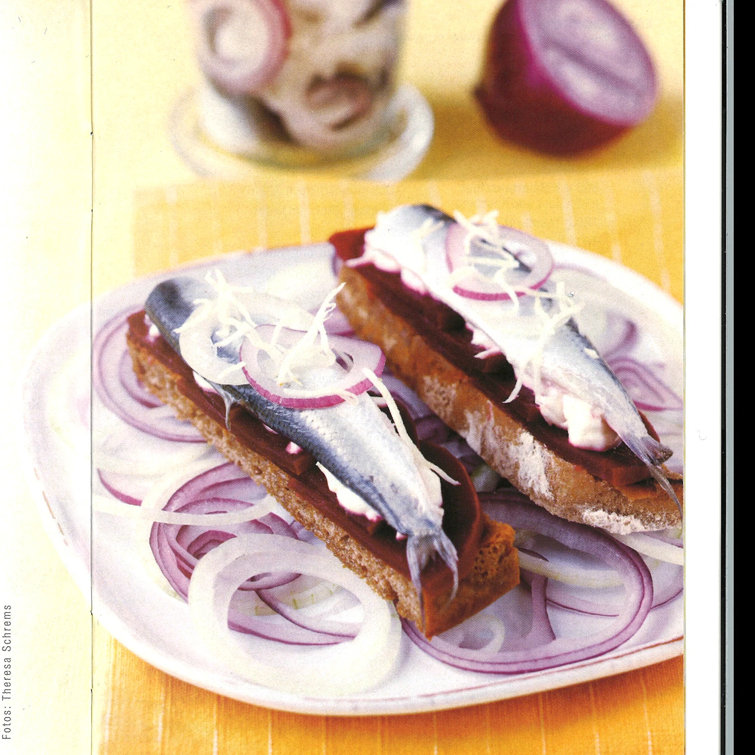 Geröstete Heringsbrötchen mit Roten Rüben und Krensauce