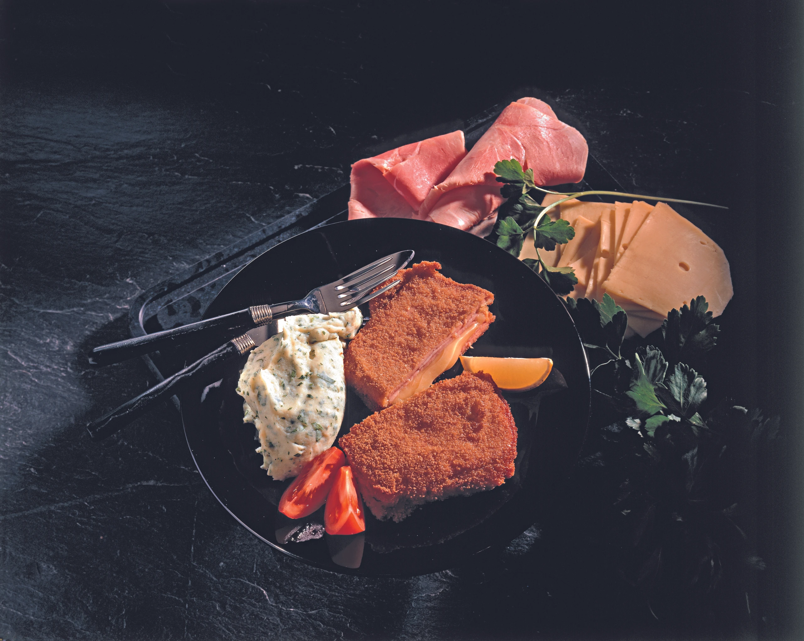 Leberkäs-Cordon-bleu mit Kräuter-Erdäpfelpüree
