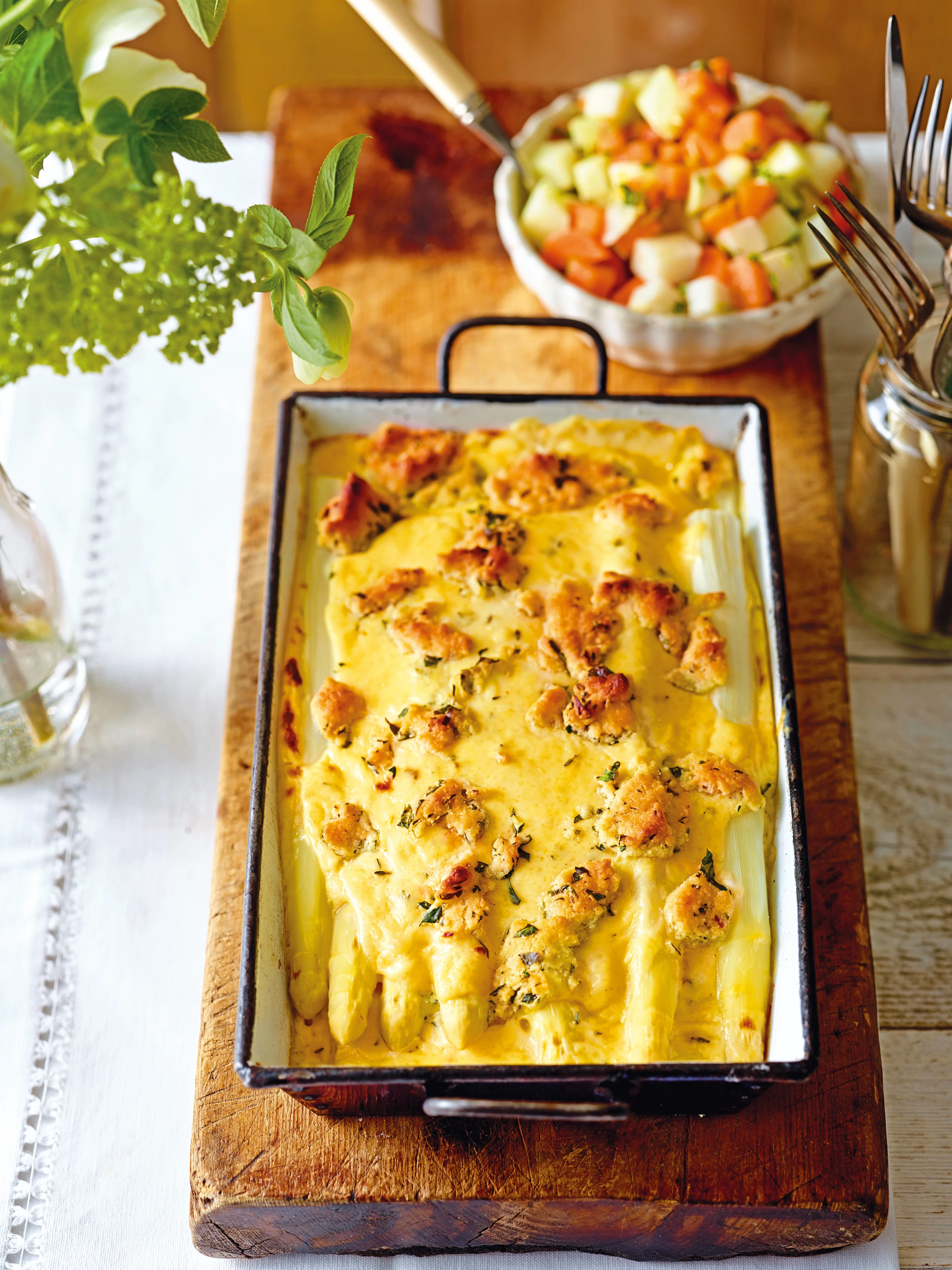 Spargelauflauf mit Cheddar-Crumble und Kohlrabi-Karottensalat