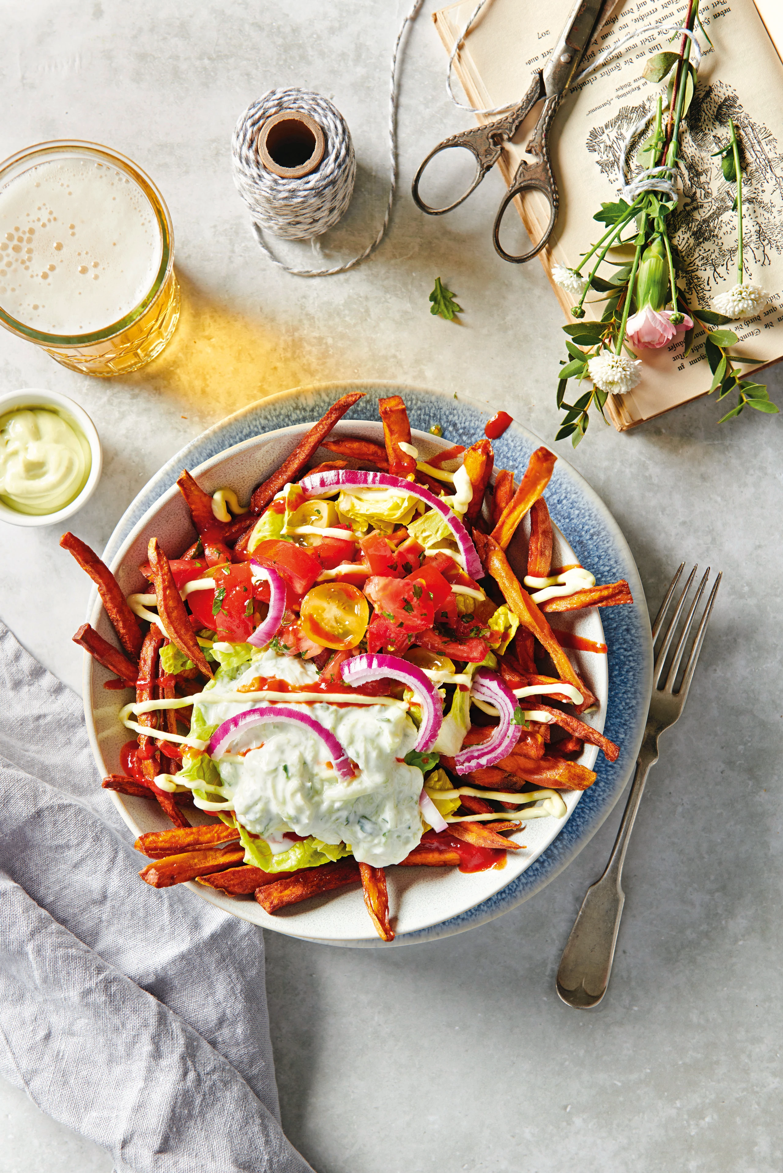 Poutine mit Süßkartoffel-Parmesan-Pommes & Avocadomayonnaise