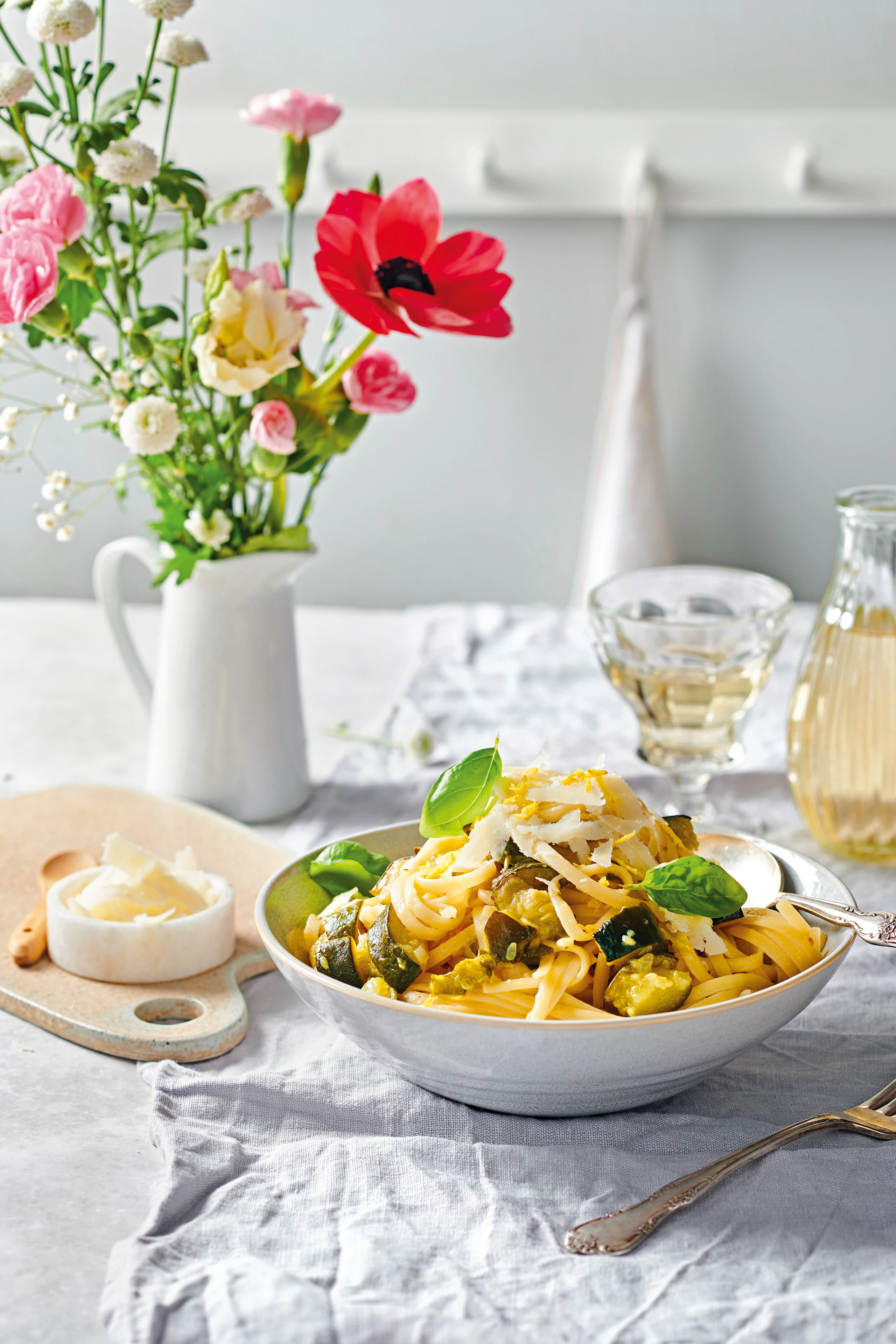 Linguine mit geschmorter Zucchini-Bolognese