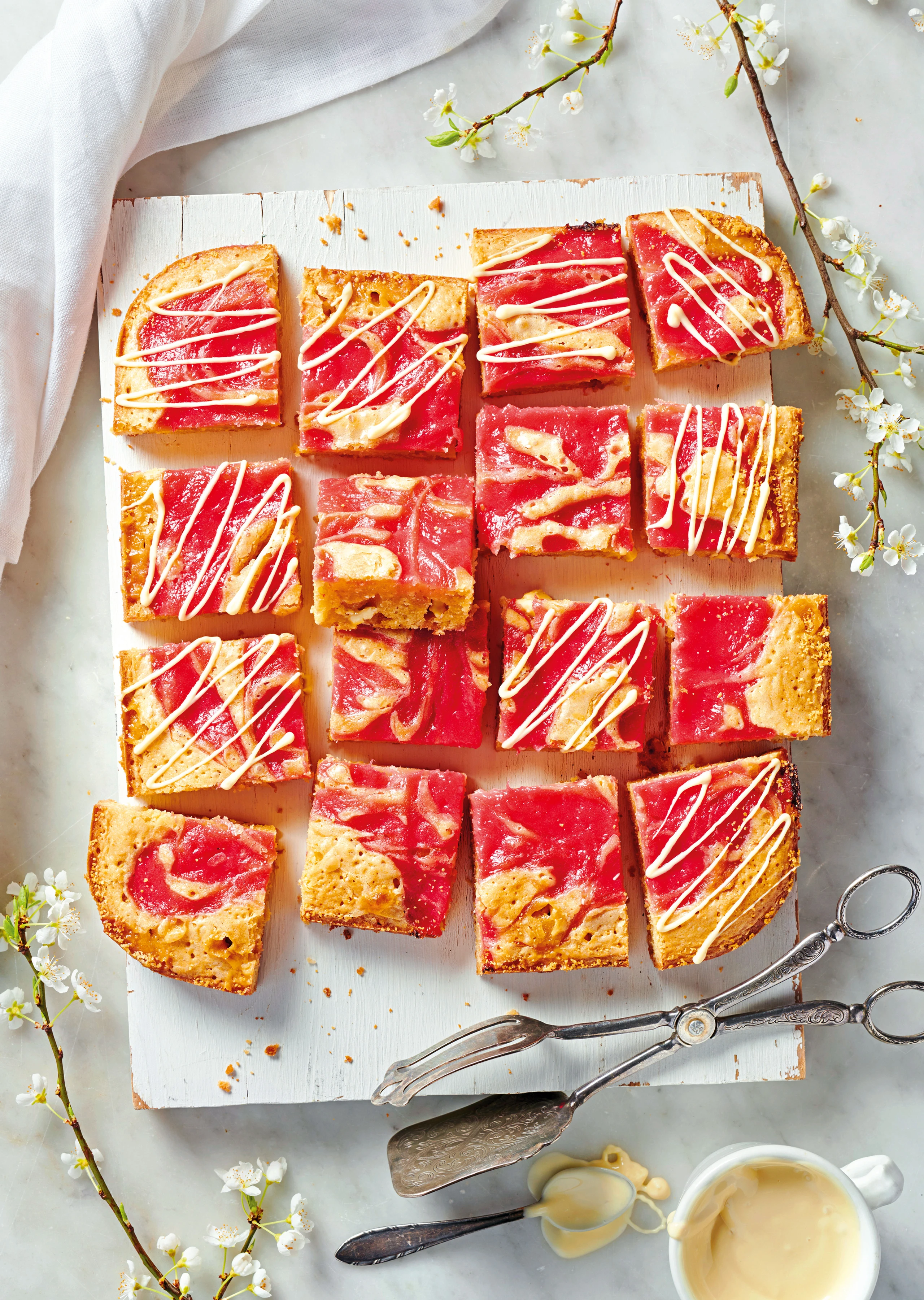 Blondies mit weißer Schokolade und Rhabarber