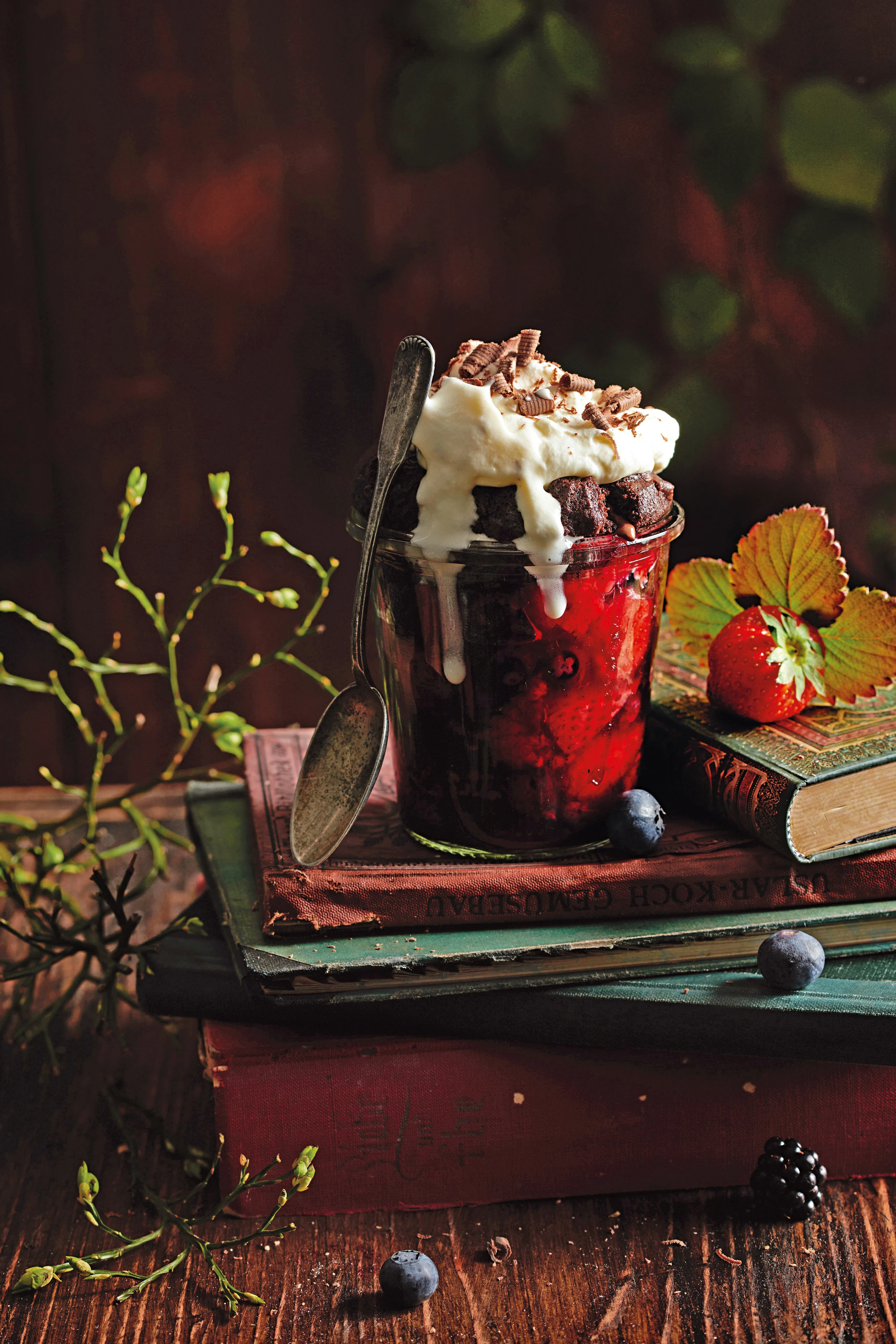 Beerenbecher mit Schoko-Cookies