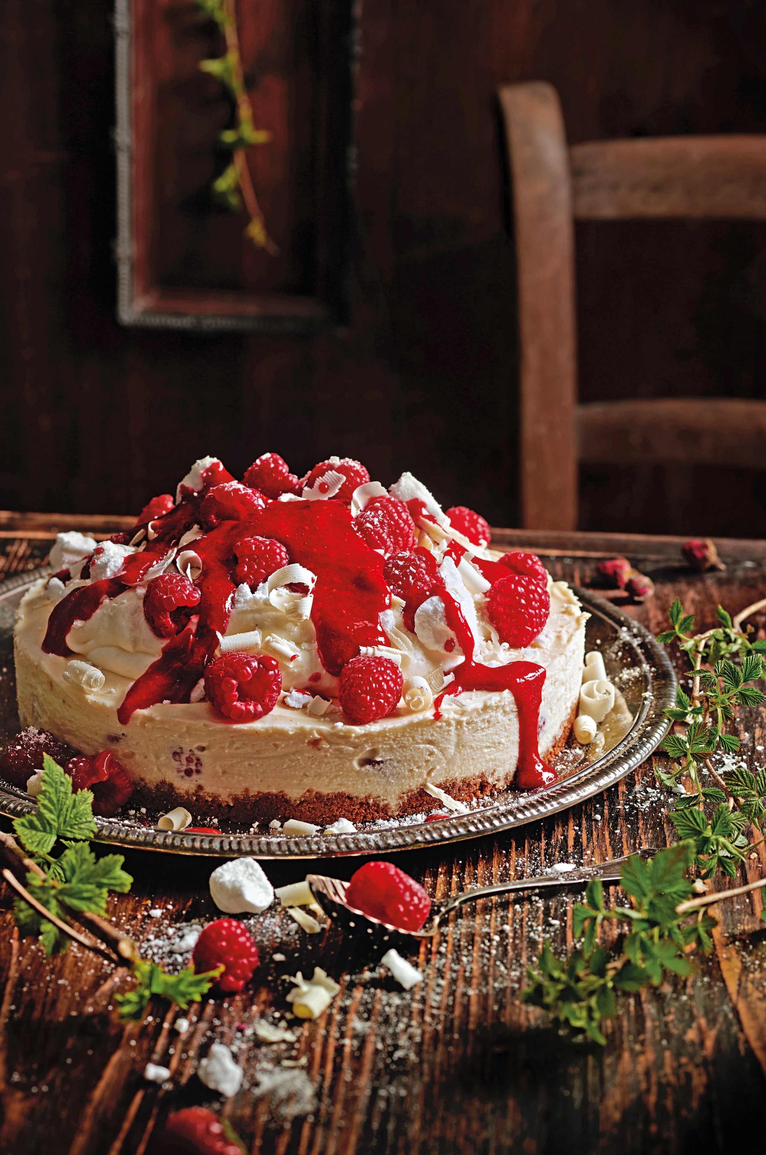 Cremiger Kekskuchen mit Himbeeren