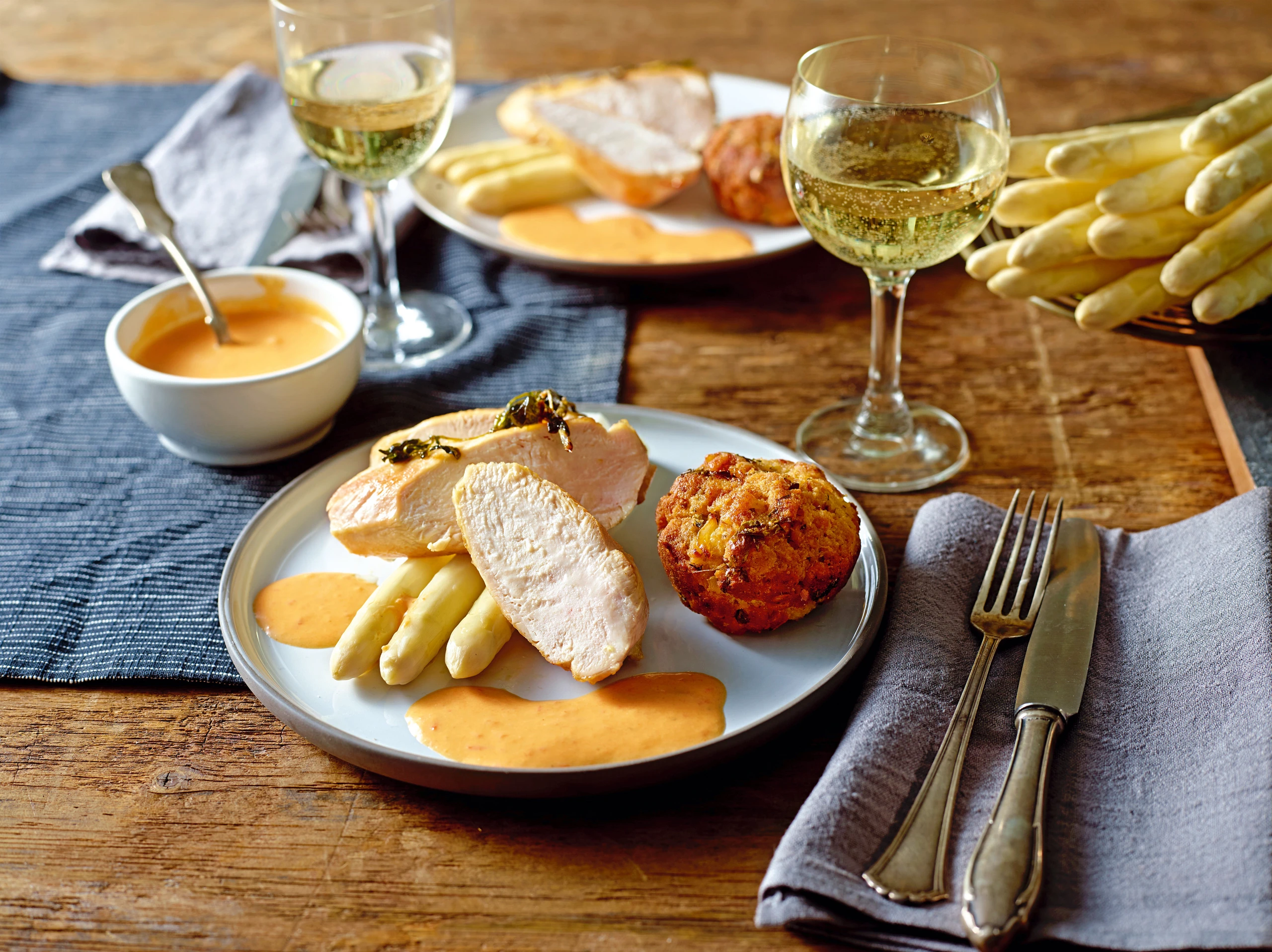 Hühnerfilet mit Spargel und Knödel-Muffins