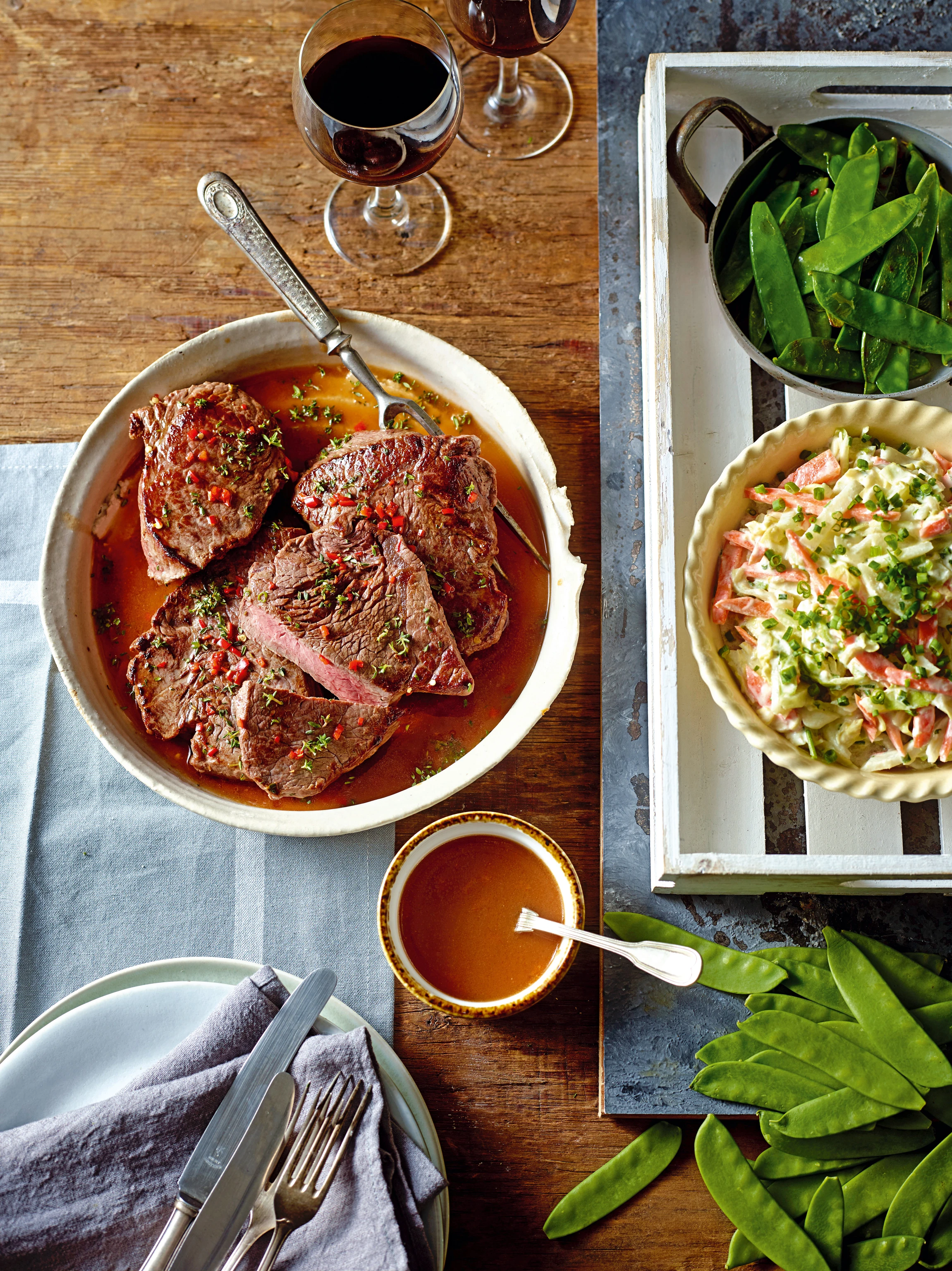 Minutensteaks mit Karotten-Kohlrabi-Coleslaw