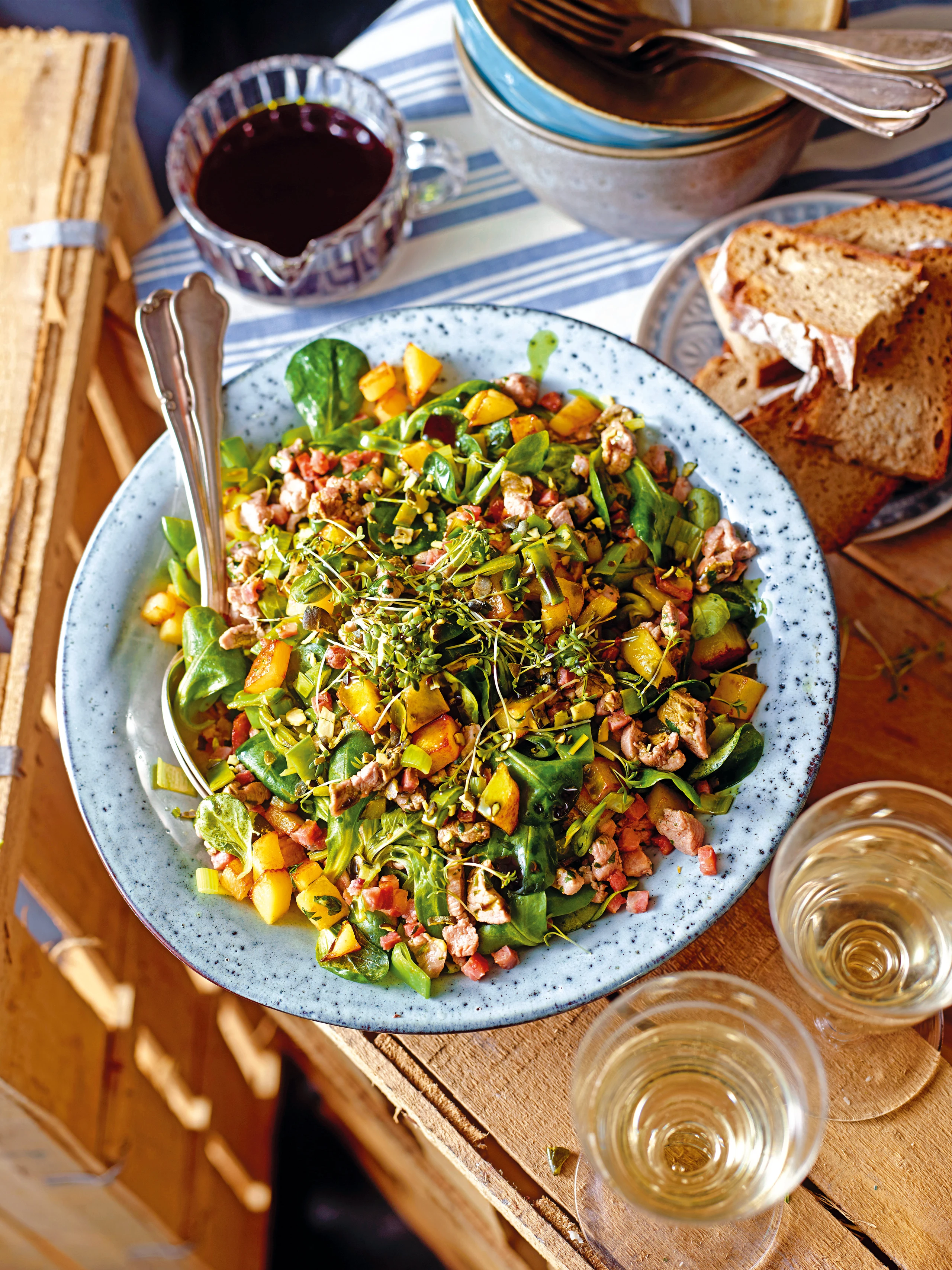 Vogerlsalat mit Schweinsfilet, Zuckerschoten und Senfdressing