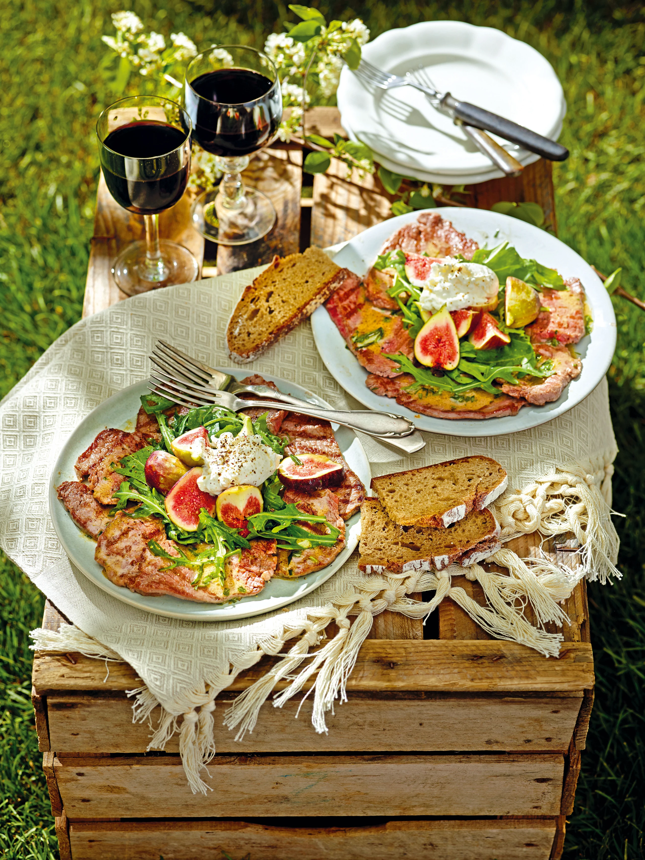 Zartes Rindsfilet mit Senfsauce, Feigen und Burrata