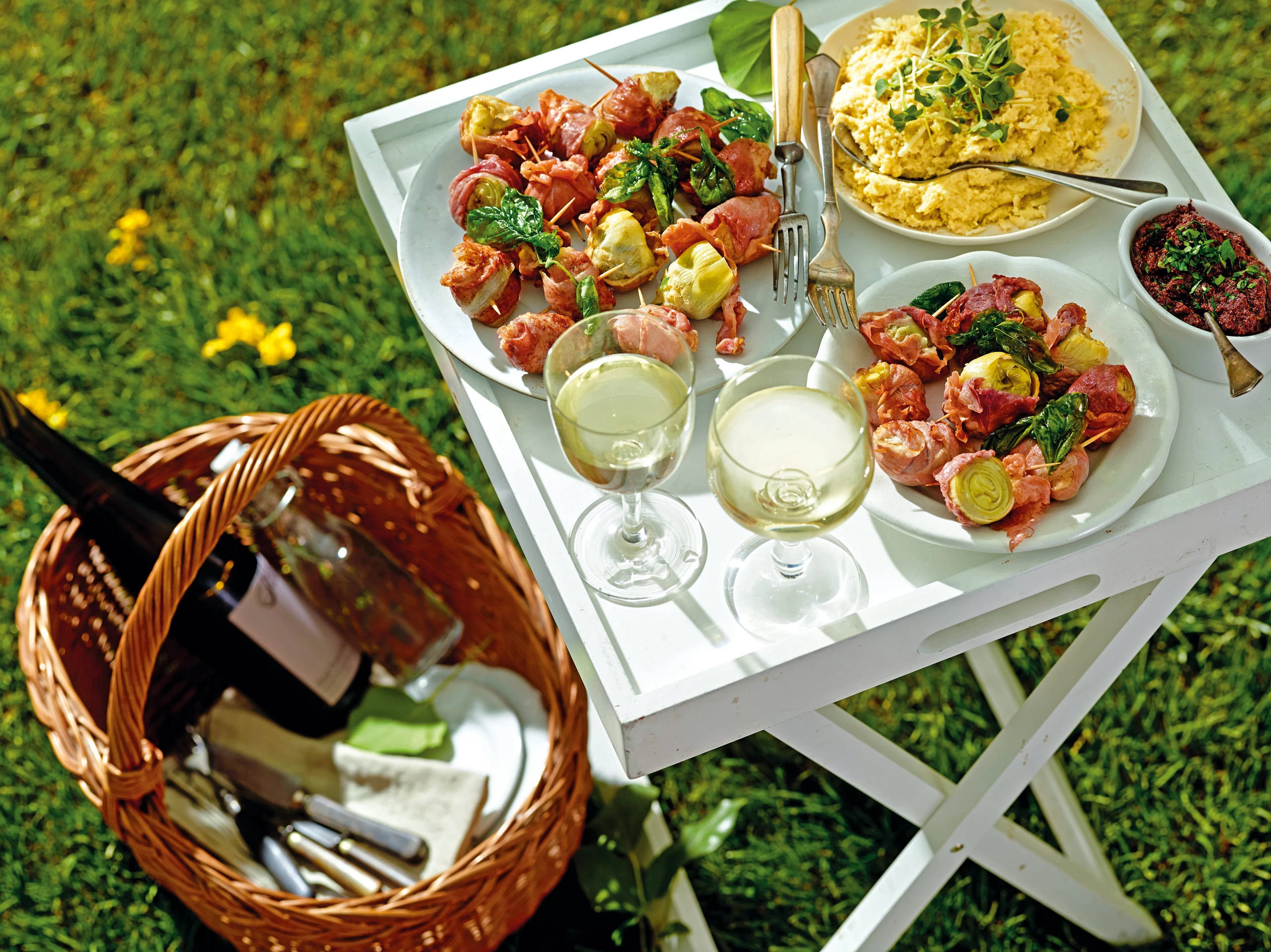 Gebackene Artischockenherzen mit Prosciutto, Karfiolpüree und Tapenade