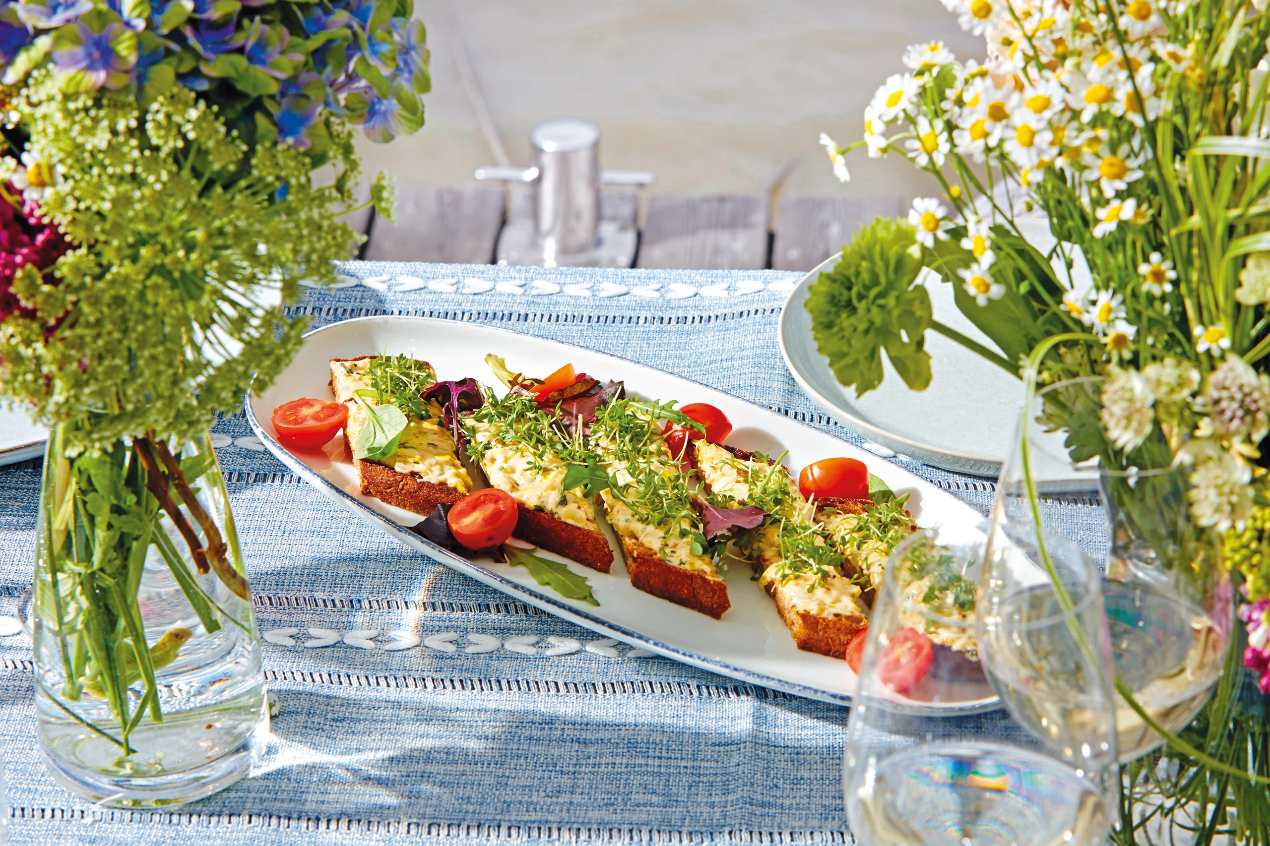 Gegrillte Schwarzbrottoasts mit Lauchmayonnaise
