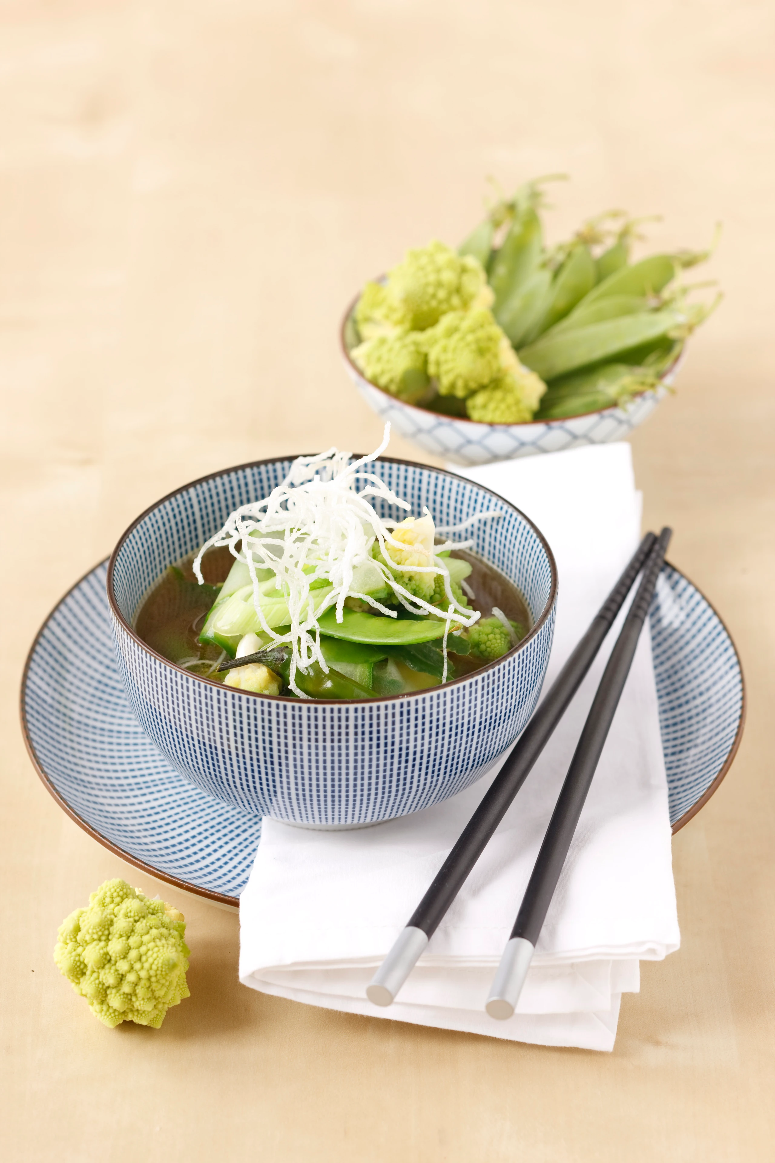 Schnelle Asia-Hühnersuppe mit knusprigen Glasnudeln