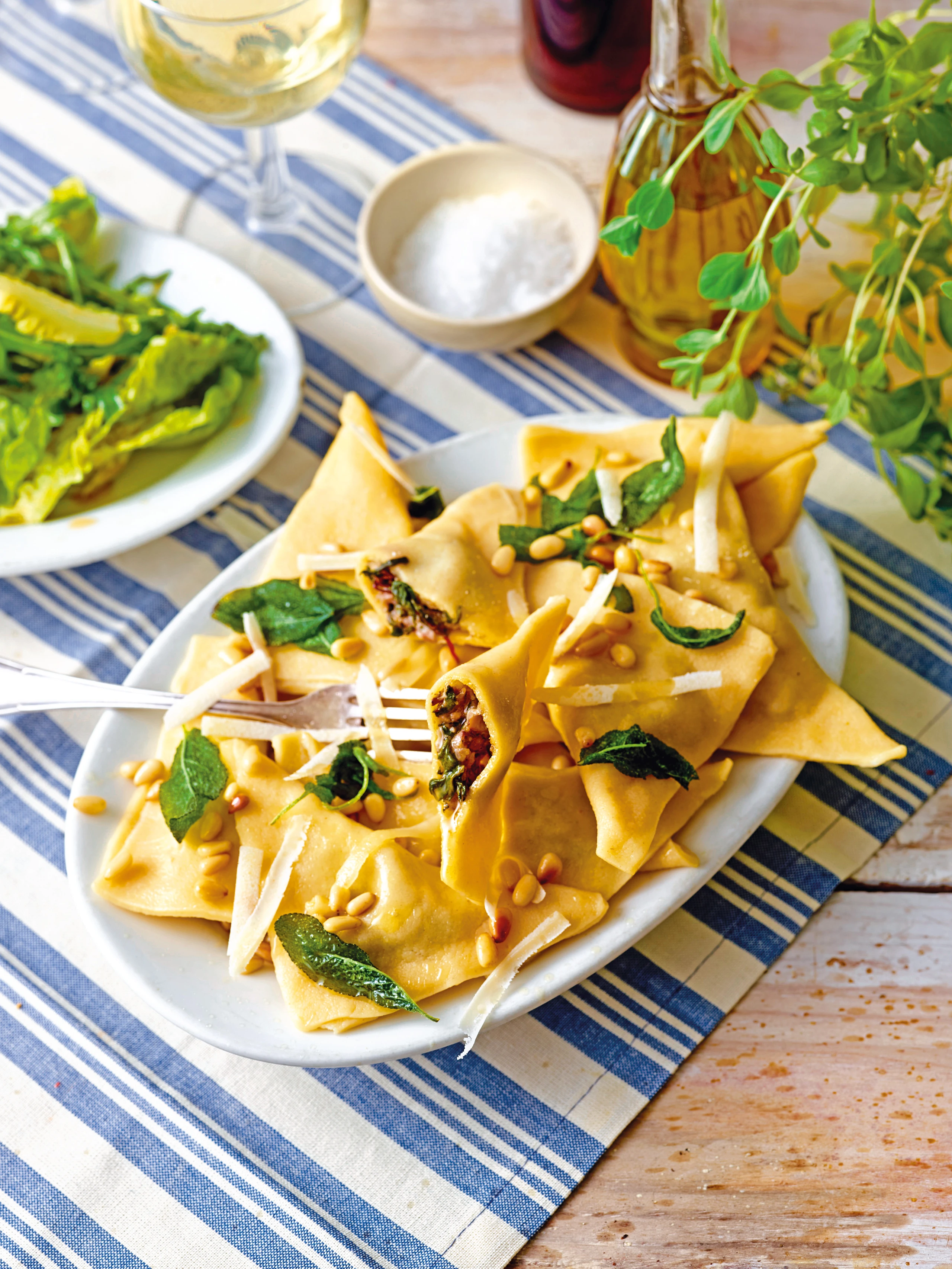 Pansoti mit Steinpilz-Mangoldfülle und Salbeibutter